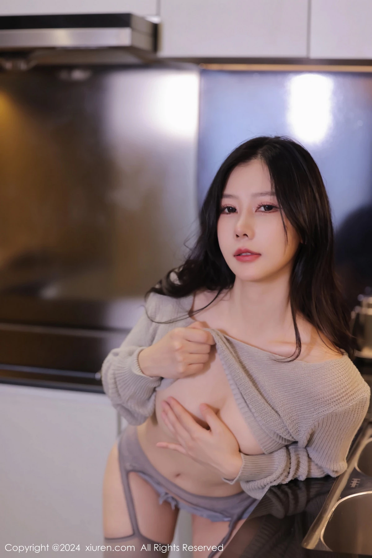 [[XiuRen秀人网]秀人网]No.8041_模特尹甜甜性感浅灰色上衣配灰丝吊袜秀完美身材迷人诱惑写真71P