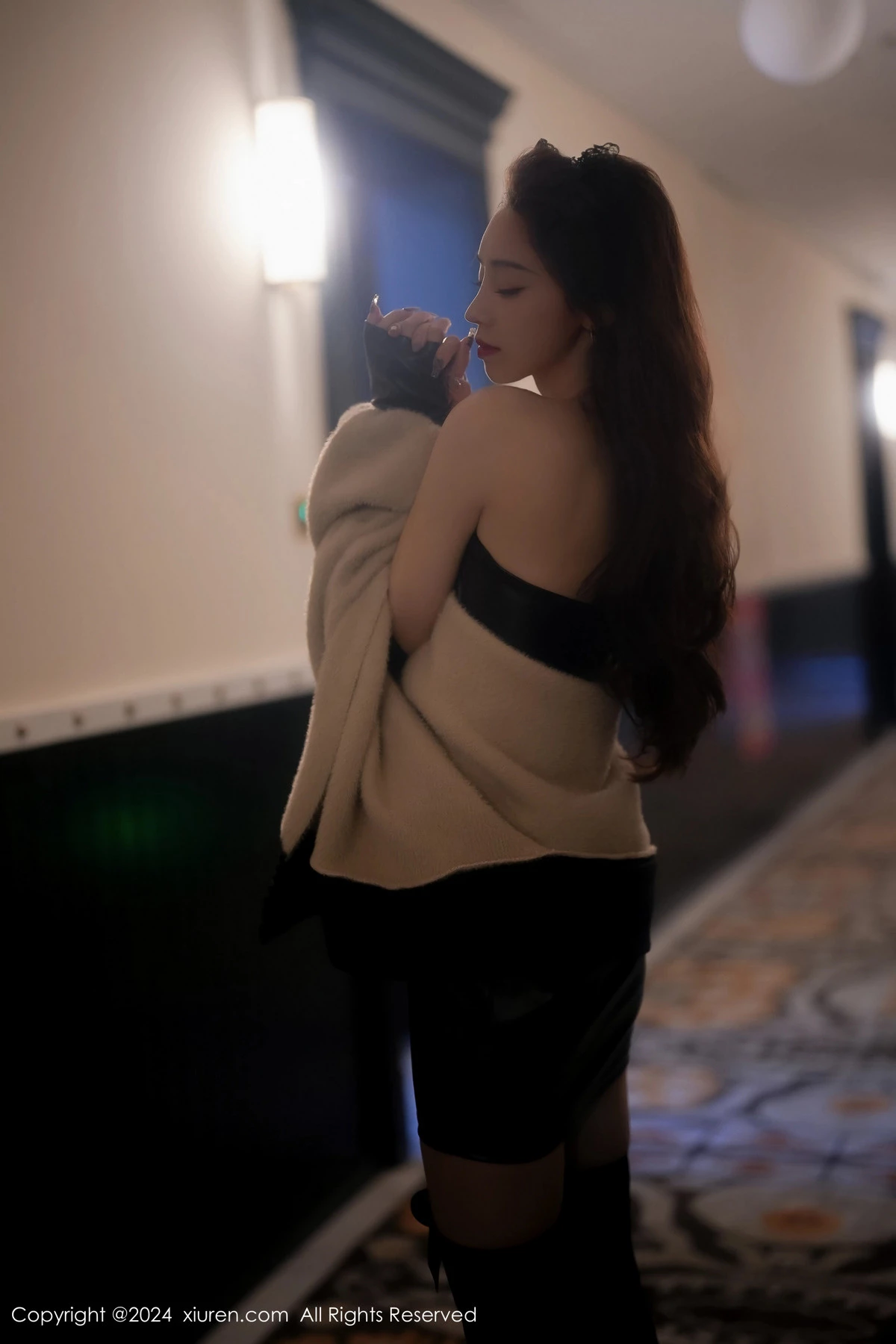 [[XiuRen秀人网]秀人网]No.8049_模特苏曼兮性感黑色露肩皮衣配黑丝袜秀曼妙身姿撩人诱惑写真64P