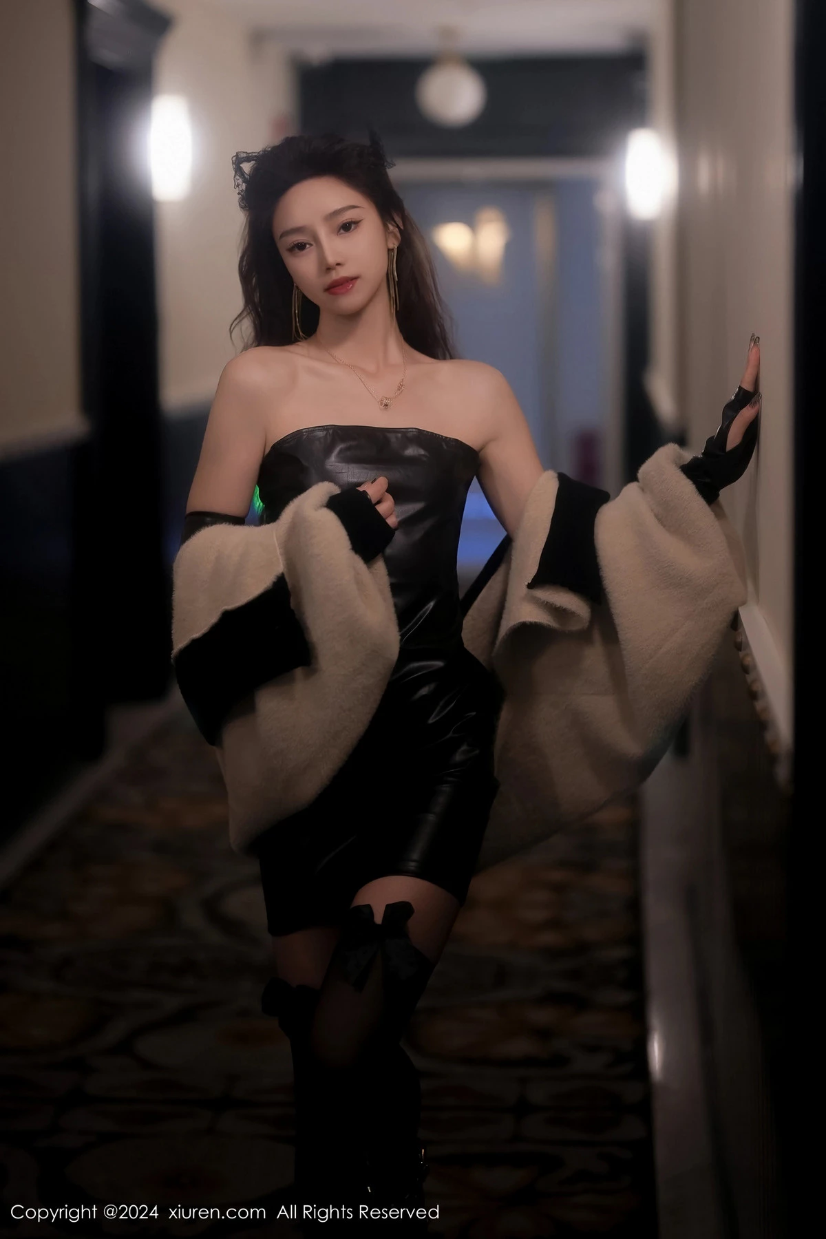 [[XiuRen秀人网]秀人网]No.8049_模特苏曼兮性感黑色露肩皮衣配黑丝袜秀曼妙身姿撩人诱惑写真64P