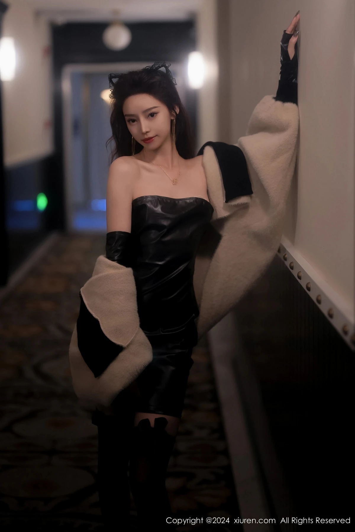 [[XiuRen秀人网]秀人网]No.8049_模特苏曼兮性感黑色露肩皮衣配黑丝袜秀曼妙身姿撩人诱惑写真64P