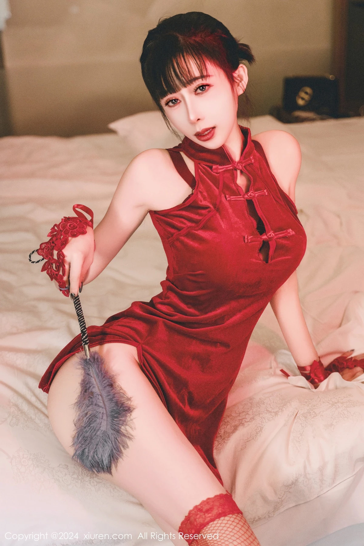 [[XiuRen秀人网]秀人网]No.8047_新人模特宝宝甜性感红色旗袍露红色情趣内衣配红丝袜诱惑写真64P