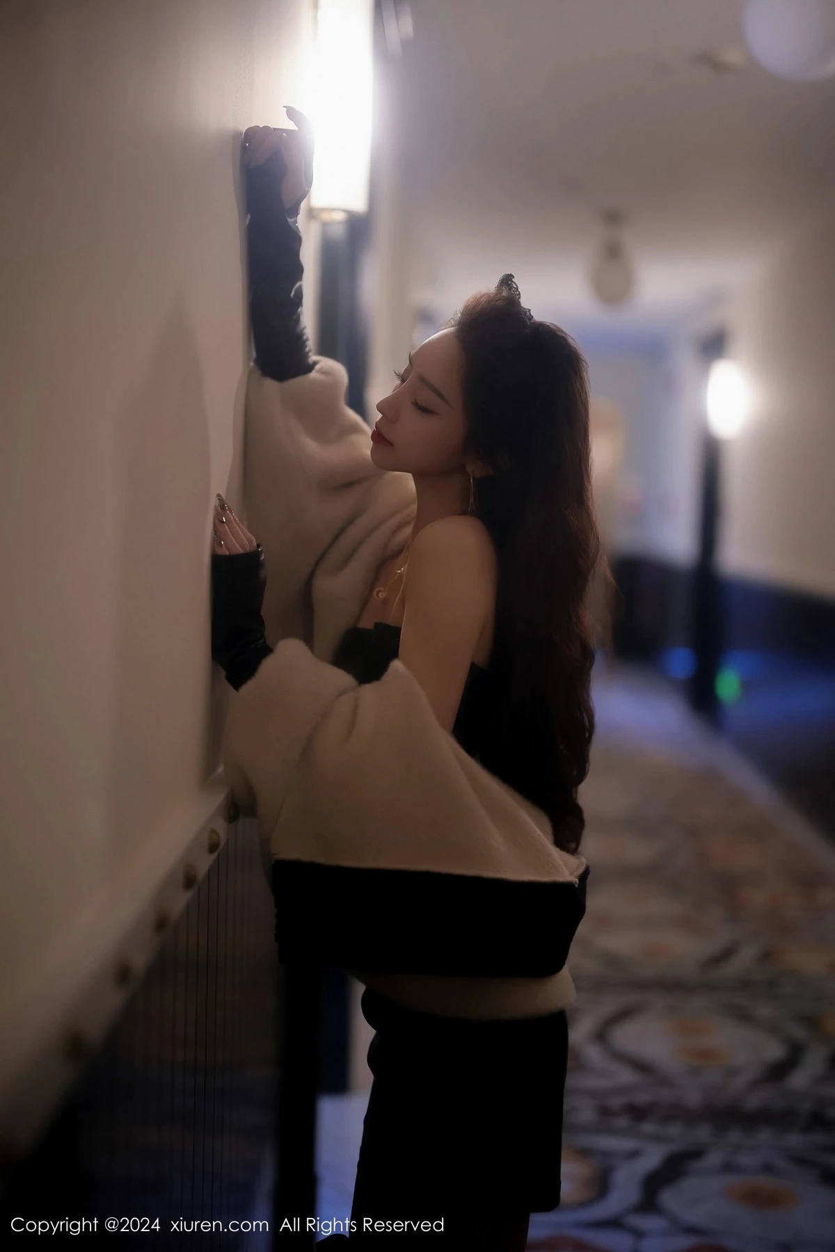 [[XiuRen秀人网]秀人网]No.8049_模特苏曼兮性感黑色露肩皮衣配黑丝袜秀曼妙身姿撩人诱惑写真64P