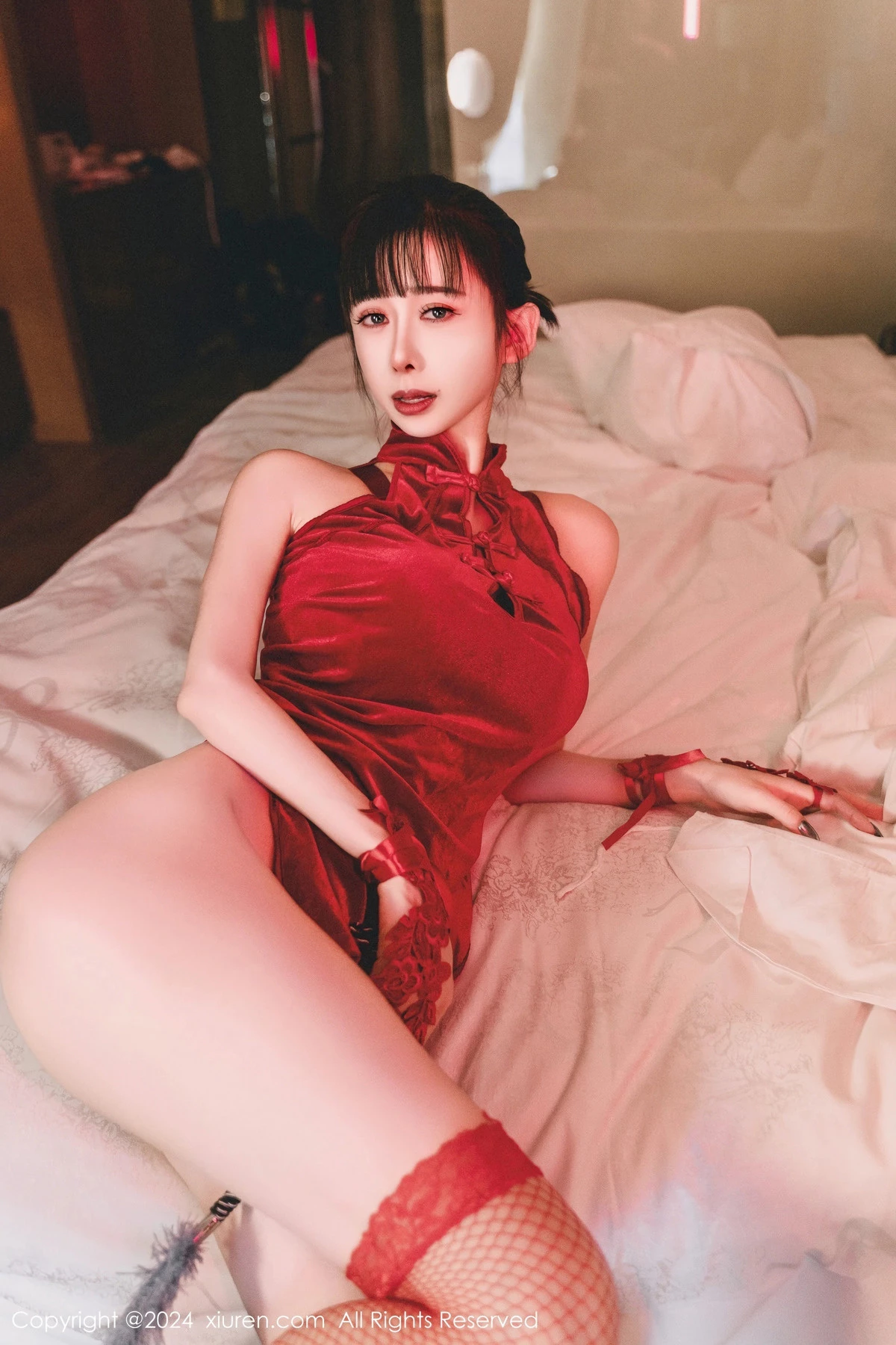 [[XiuRen秀人网]秀人网]No.8047_新人模特宝宝甜性感红色旗袍露红色情趣内衣配红丝袜诱惑写真64P