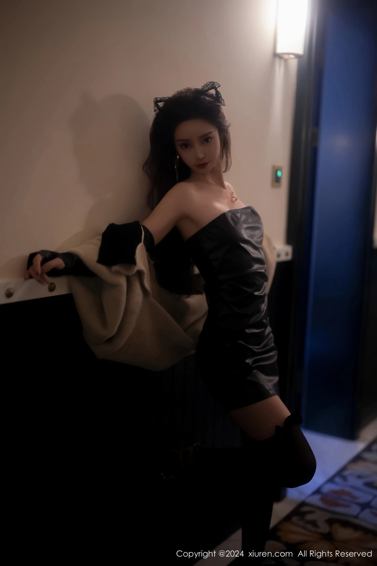 [[XiuRen秀人网]秀人网]No.8049_模特苏曼兮性感黑色露肩皮衣配黑丝袜秀曼妙身姿撩人诱惑写真64P