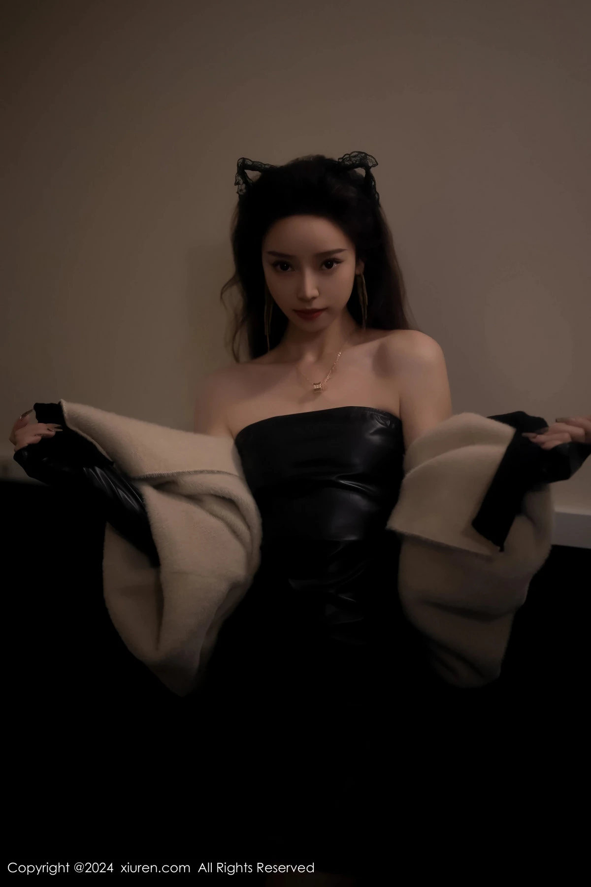 [[XiuRen秀人网]秀人网]No.8049_模特苏曼兮性感黑色露肩皮衣配黑丝袜秀曼妙身姿撩人诱惑写真64P