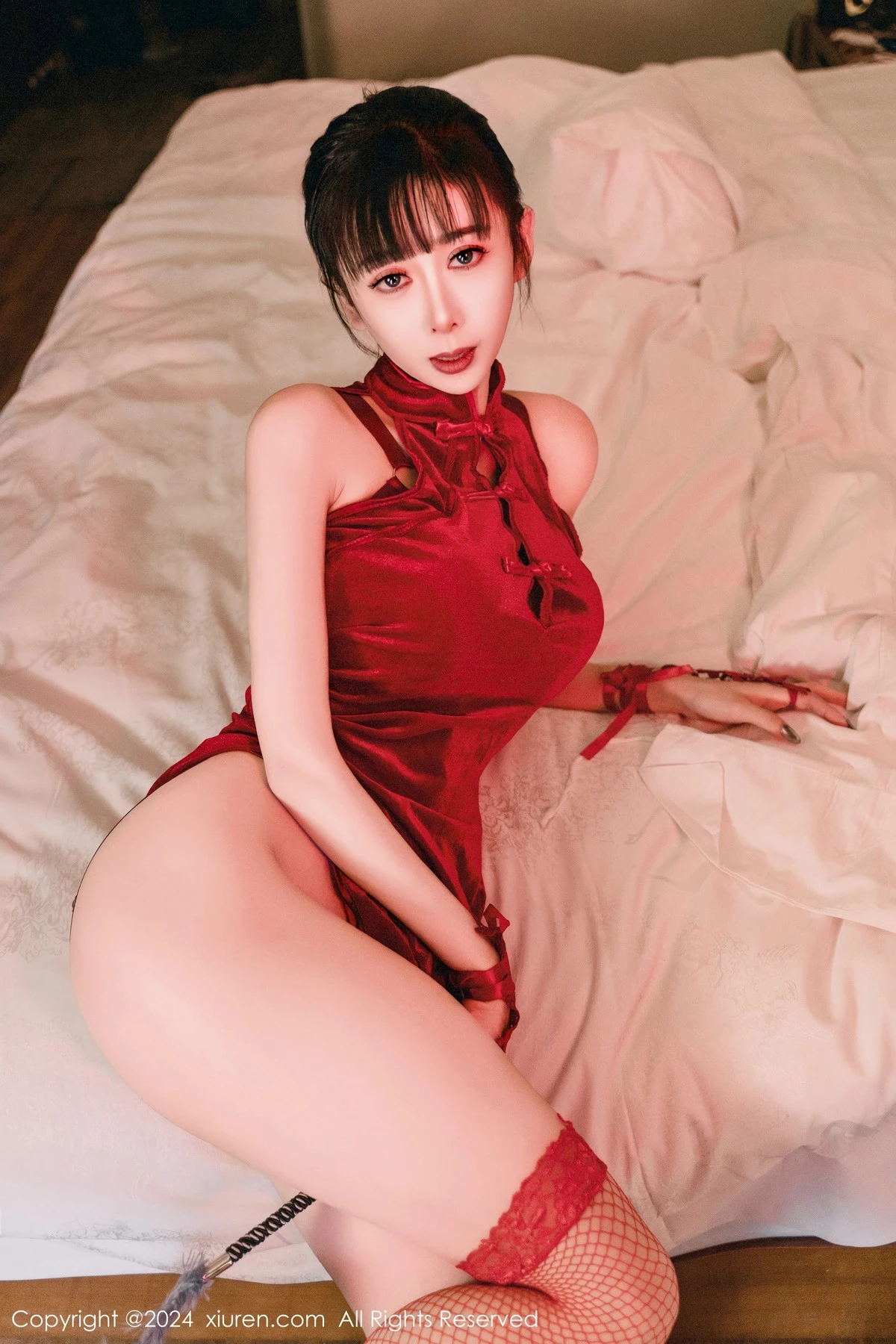 [[XiuRen秀人网]秀人网]No.8047_新人模特宝宝甜性感红色旗袍露红色情趣内衣配红丝袜诱惑写真64P