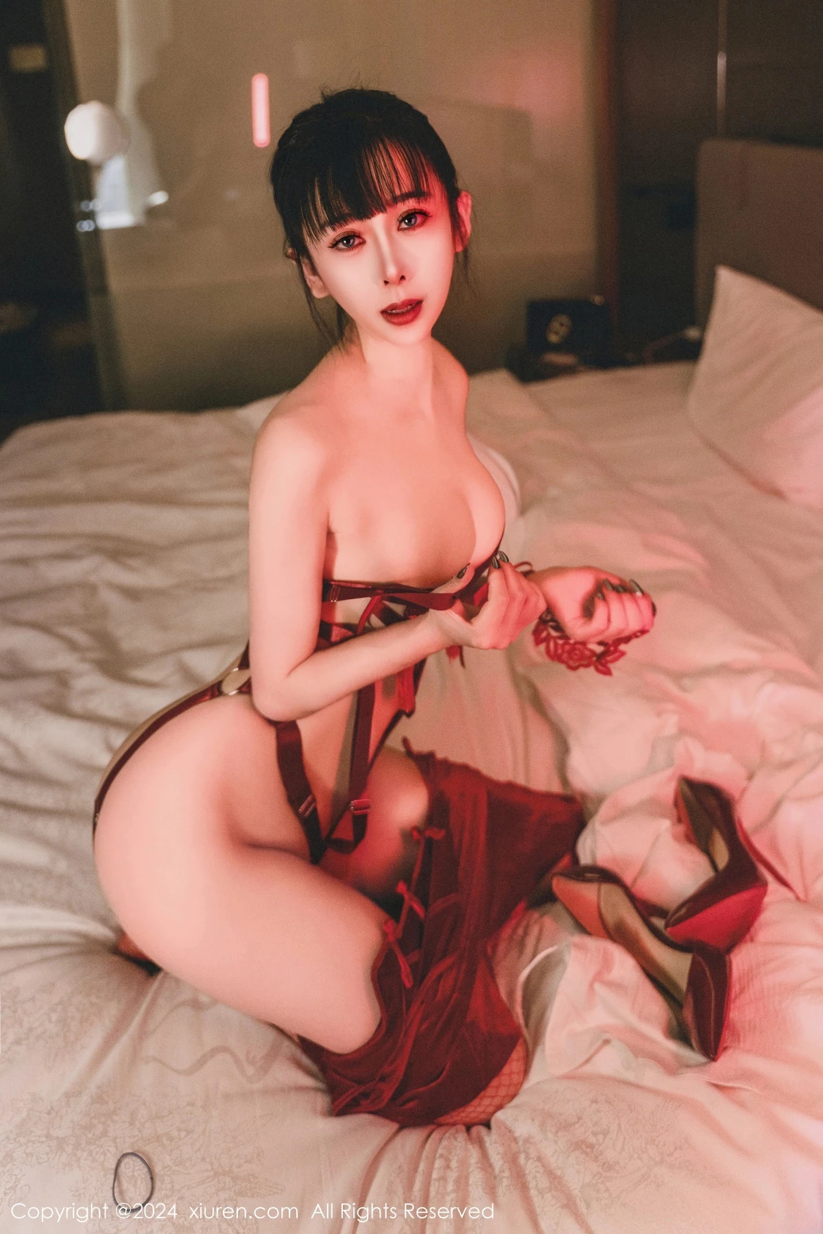 [[XiuRen秀人网]秀人网]No.8047_新人模特宝宝甜性感红色旗袍露红色情趣内衣配红丝袜诱惑写真64P