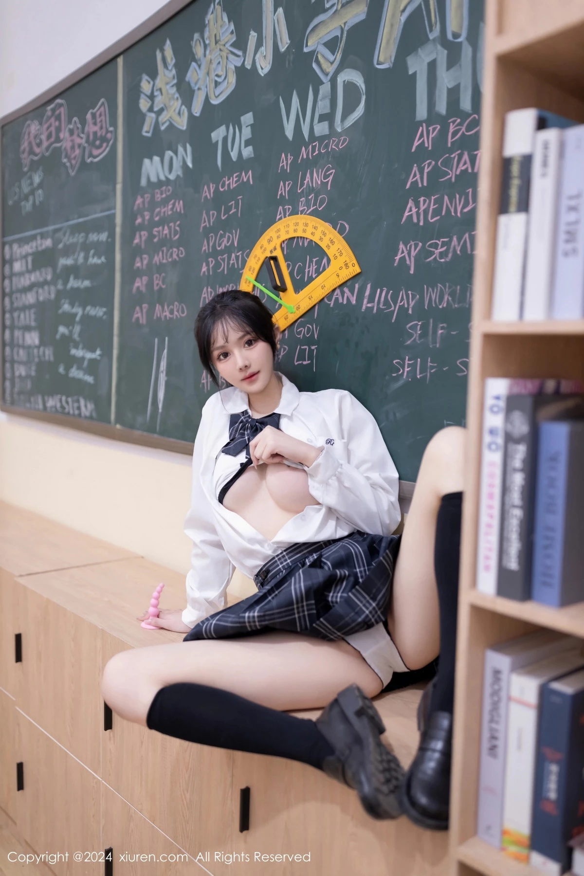 [[XiuRen秀人网]秀人网]No.8058_模特幼幼调教主题性感学生制服配黑丝袜秀完美身材迷人诱惑写真80P