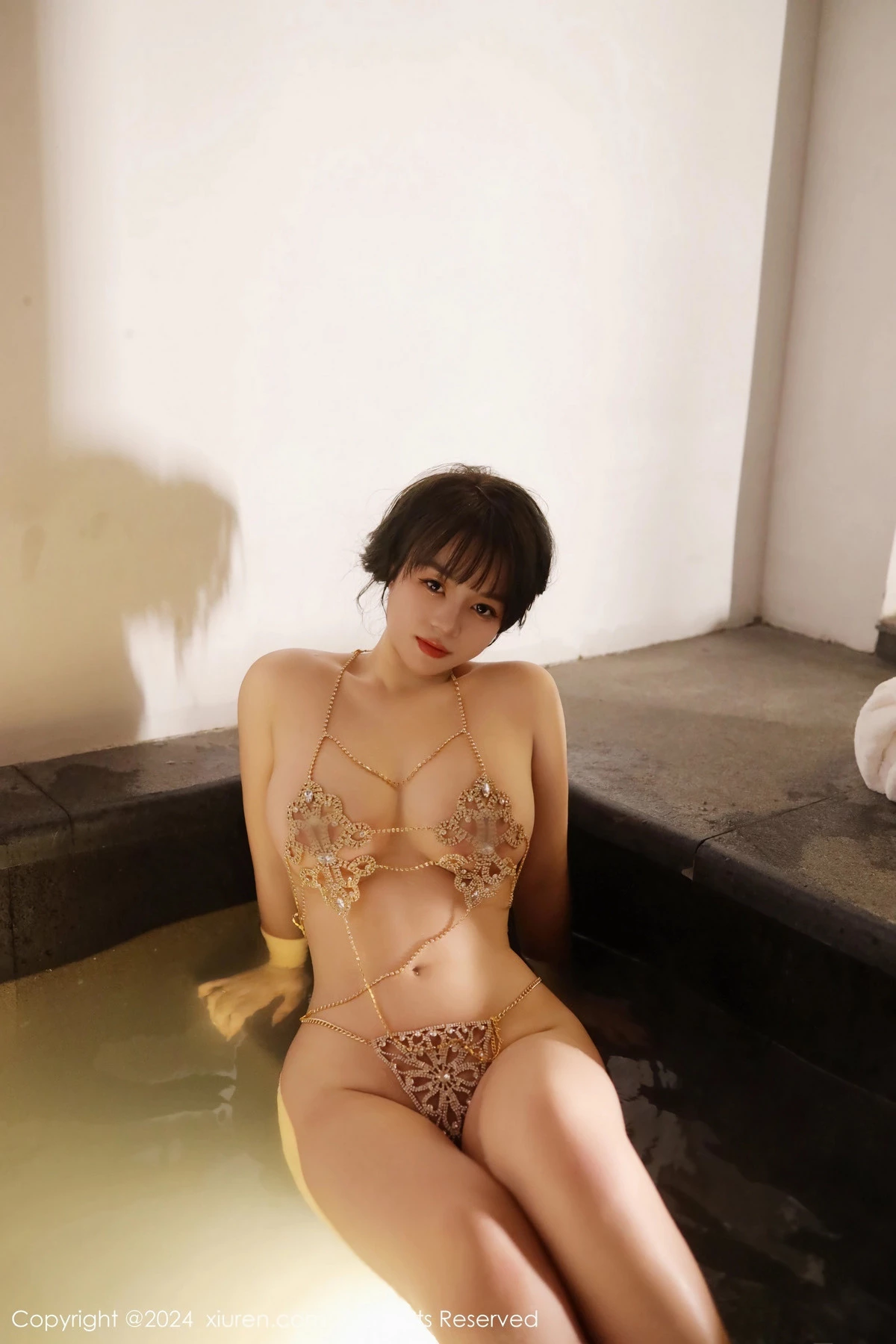 [[XiuRen秀人网]秀人网]No.8075_模特沈思怡室内温泉性感链式情趣服饰秀惹火身材极致诱惑写真74P