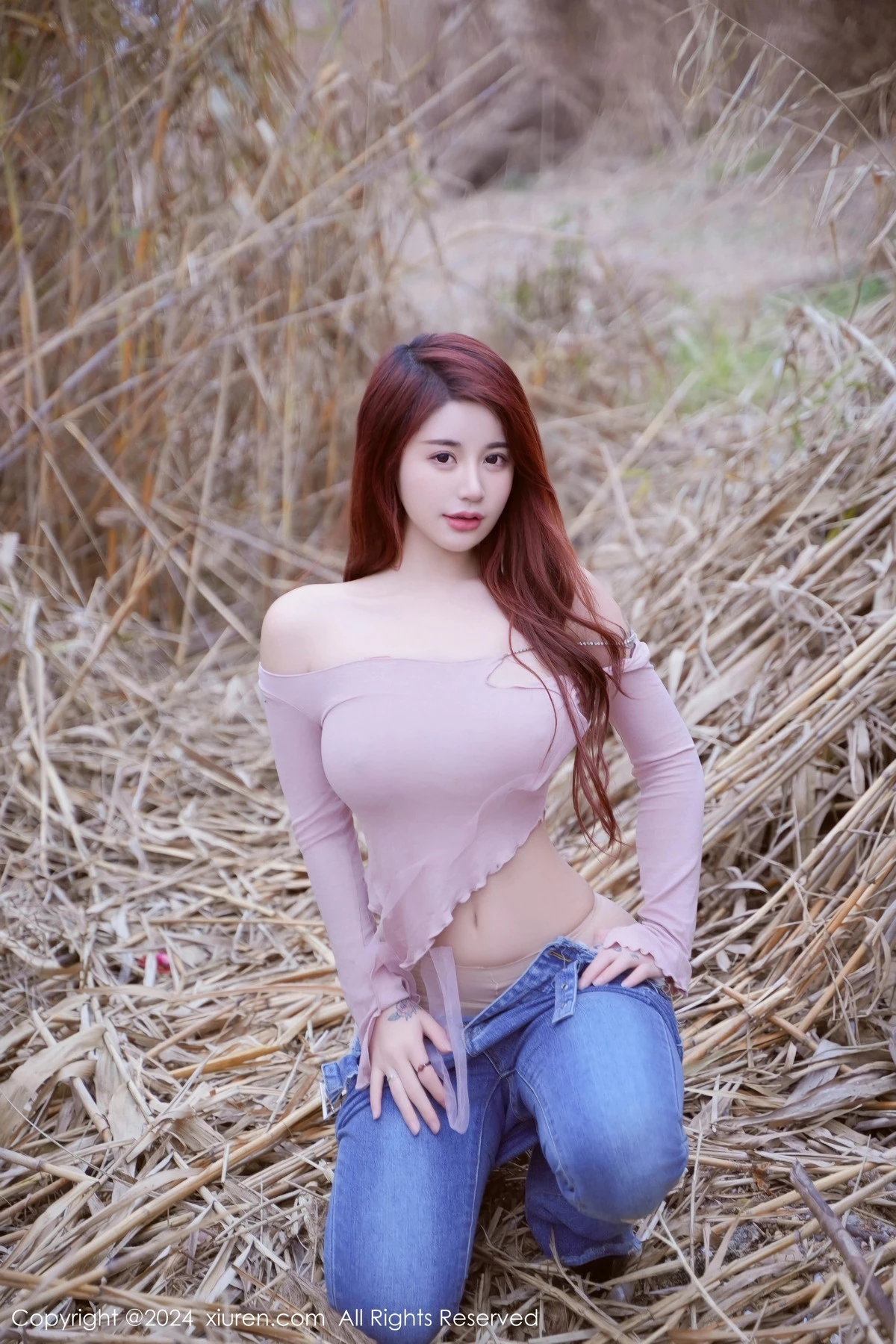 [[XiuRen秀人网]秀人网]No.8076_模特美七Mia户外性感粉色上衣配牛仔裤秀丰腴有致身材诱惑写真82P