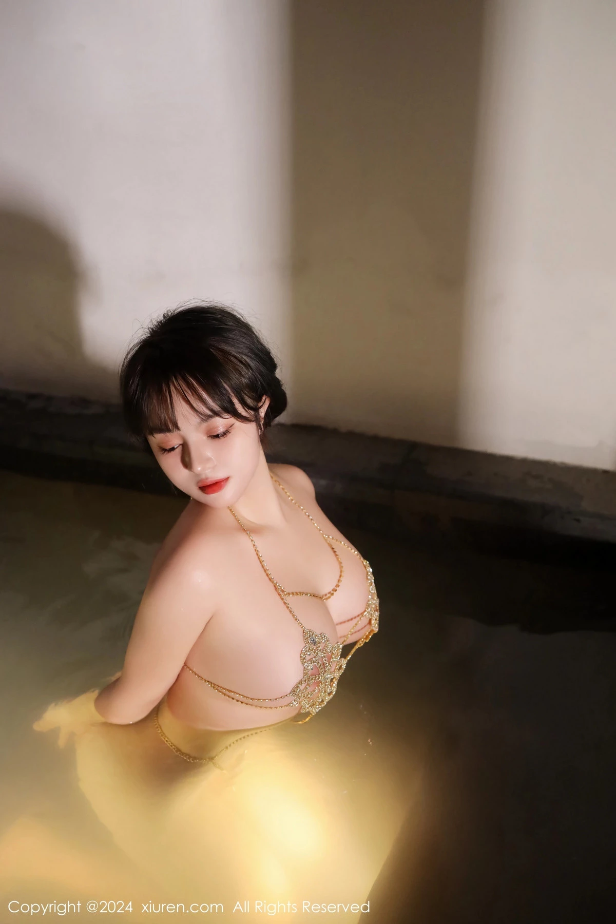 [[XiuRen秀人网]秀人网]No.8075_模特沈思怡室内温泉性感链式情趣服饰秀惹火身材极致诱惑写真74P