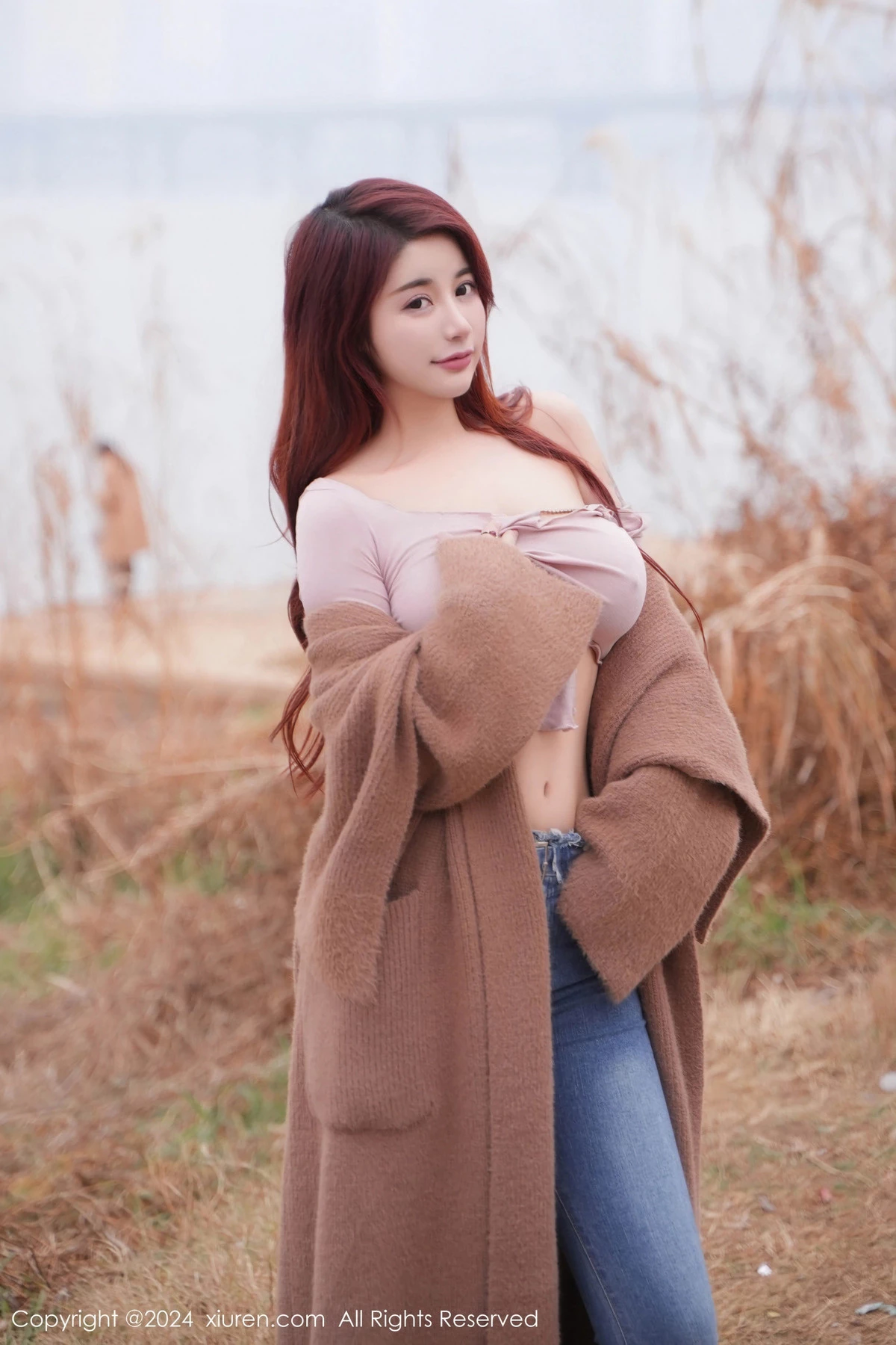 [[XiuRen秀人网]秀人网]No.8076_模特美七Mia户外性感粉色上衣配牛仔裤秀丰腴有致身材诱惑写真82P