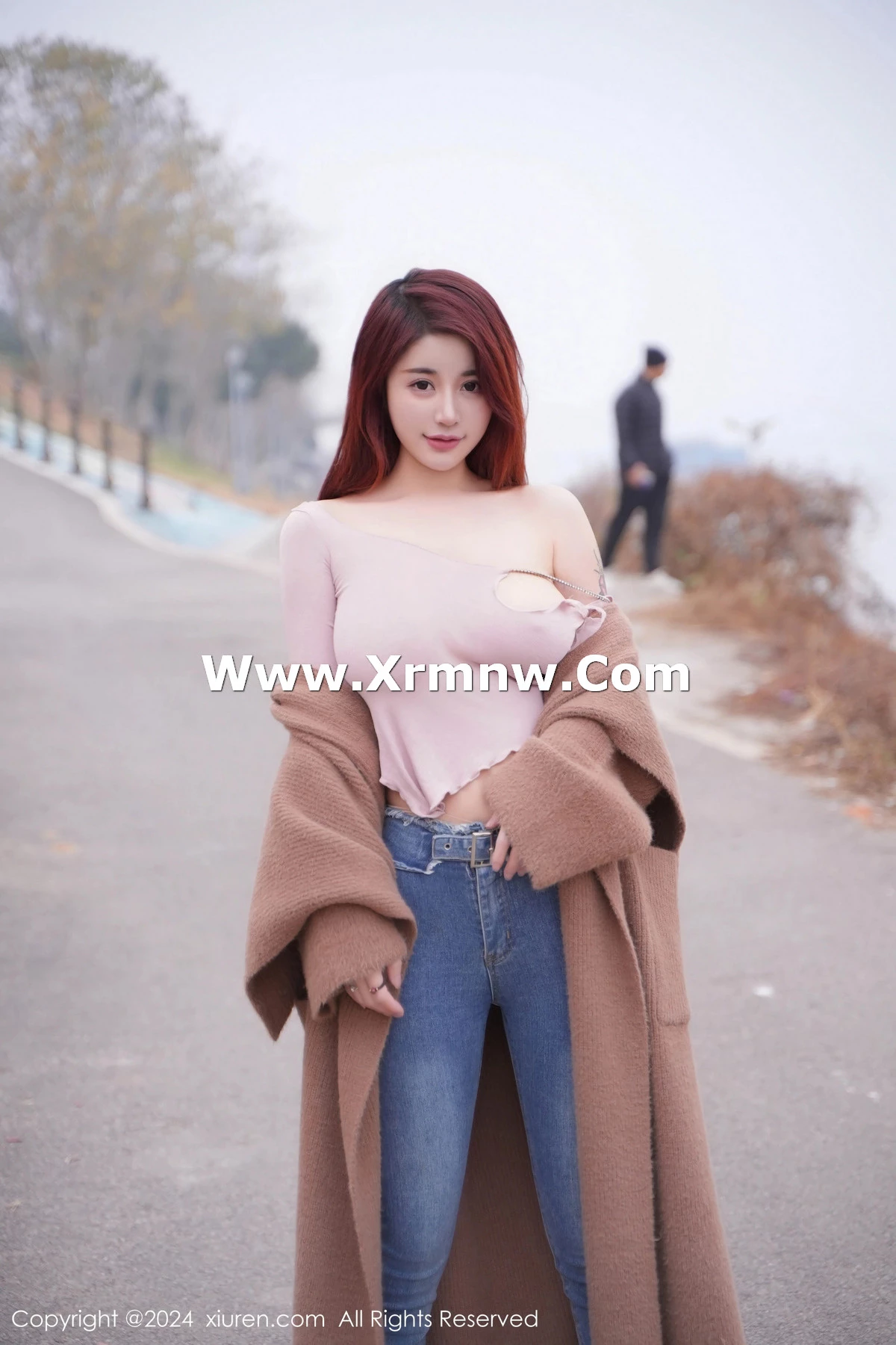 [[XiuRen秀人网]秀人网]No.8076_模特美七Mia户外性感粉色上衣配牛仔裤秀丰腴有致身材诱惑写真82P