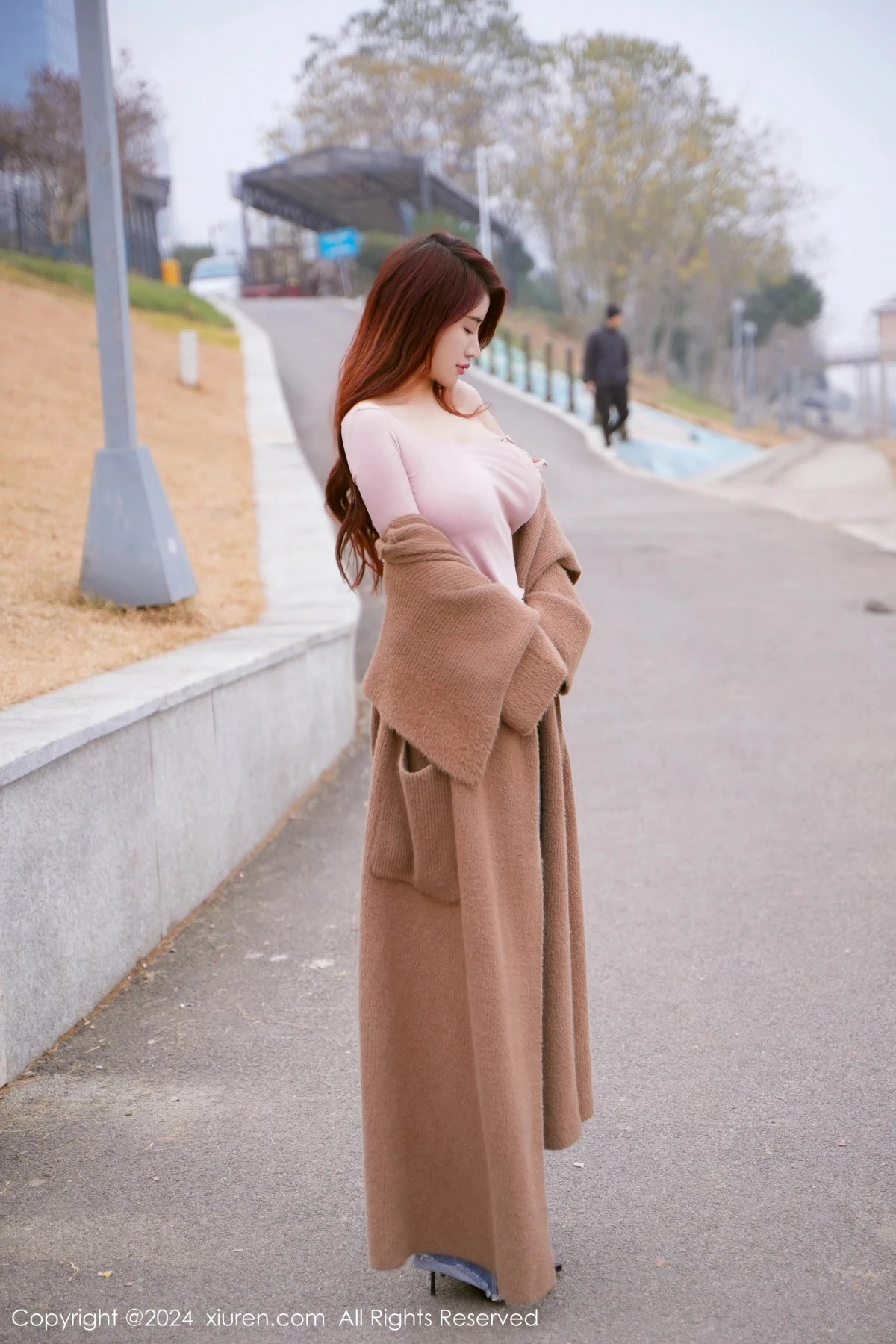 [[XiuRen秀人网]秀人网]No.8076_模特美七Mia户外性感粉色上衣配牛仔裤秀丰腴有致身材诱惑写真82P