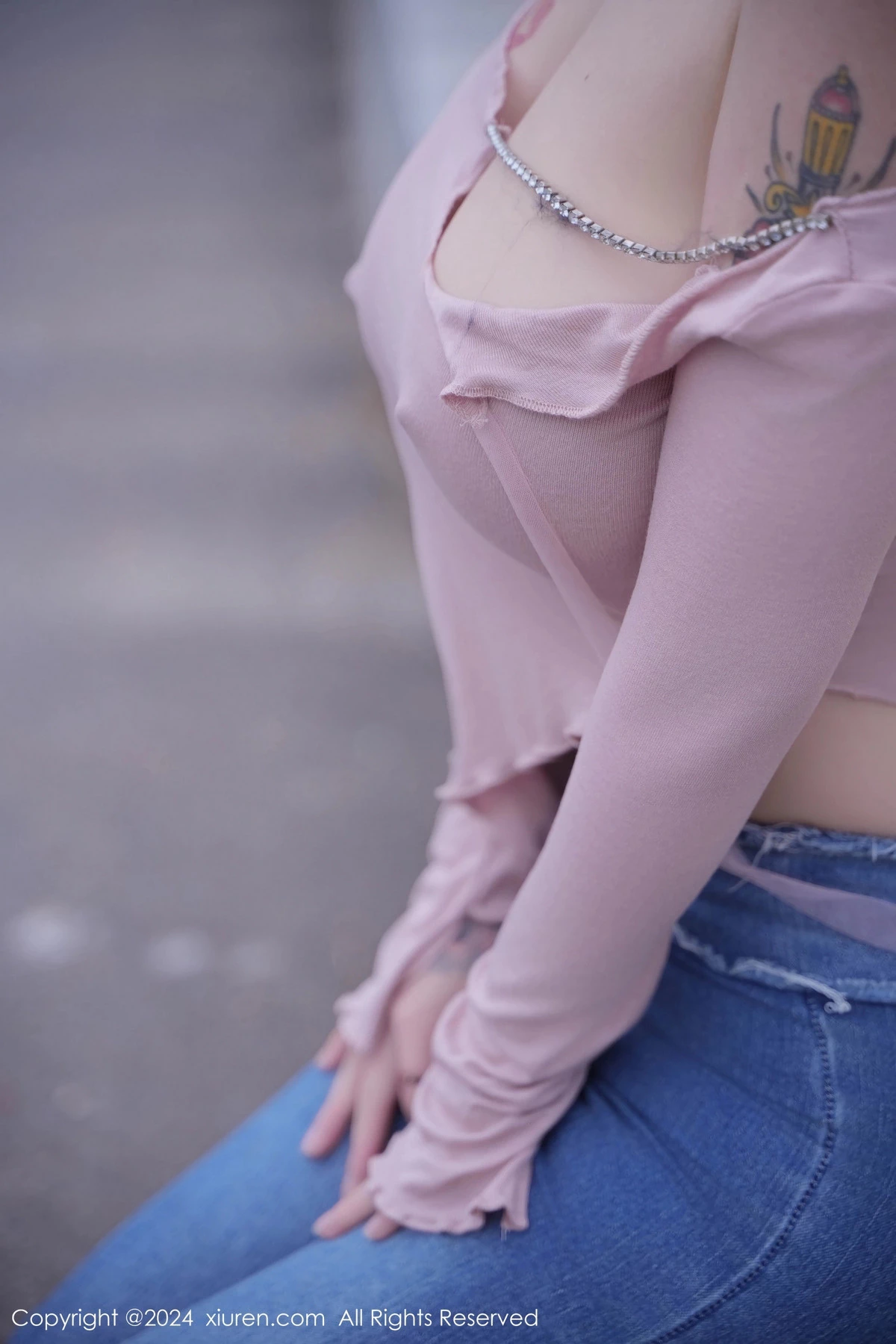 [[XiuRen秀人网]秀人网]No.8076_模特美七Mia户外性感粉色上衣配牛仔裤秀丰腴有致身材诱惑写真82P