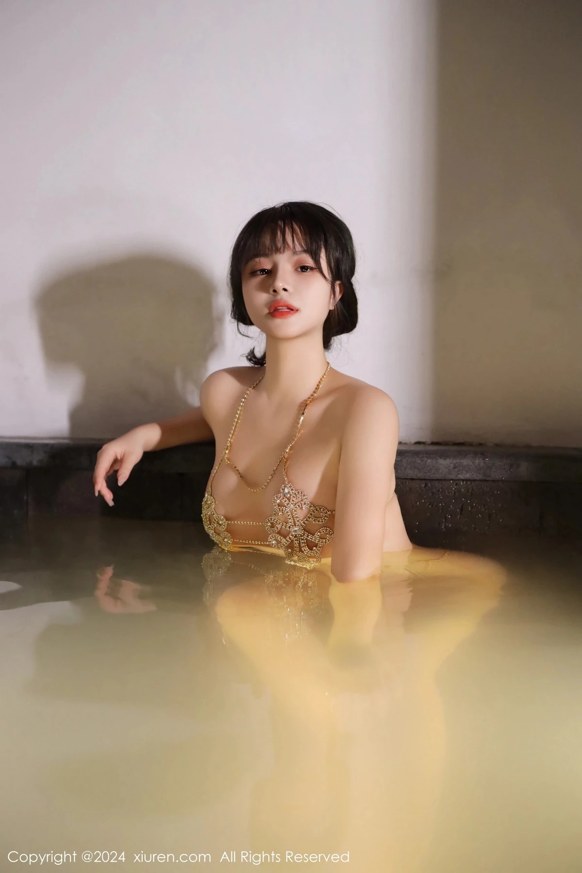 [[XiuRen秀人网]秀人网]No.8075_模特沈思怡室内温泉性感链式情趣服饰秀惹火身材极致诱惑写真74P