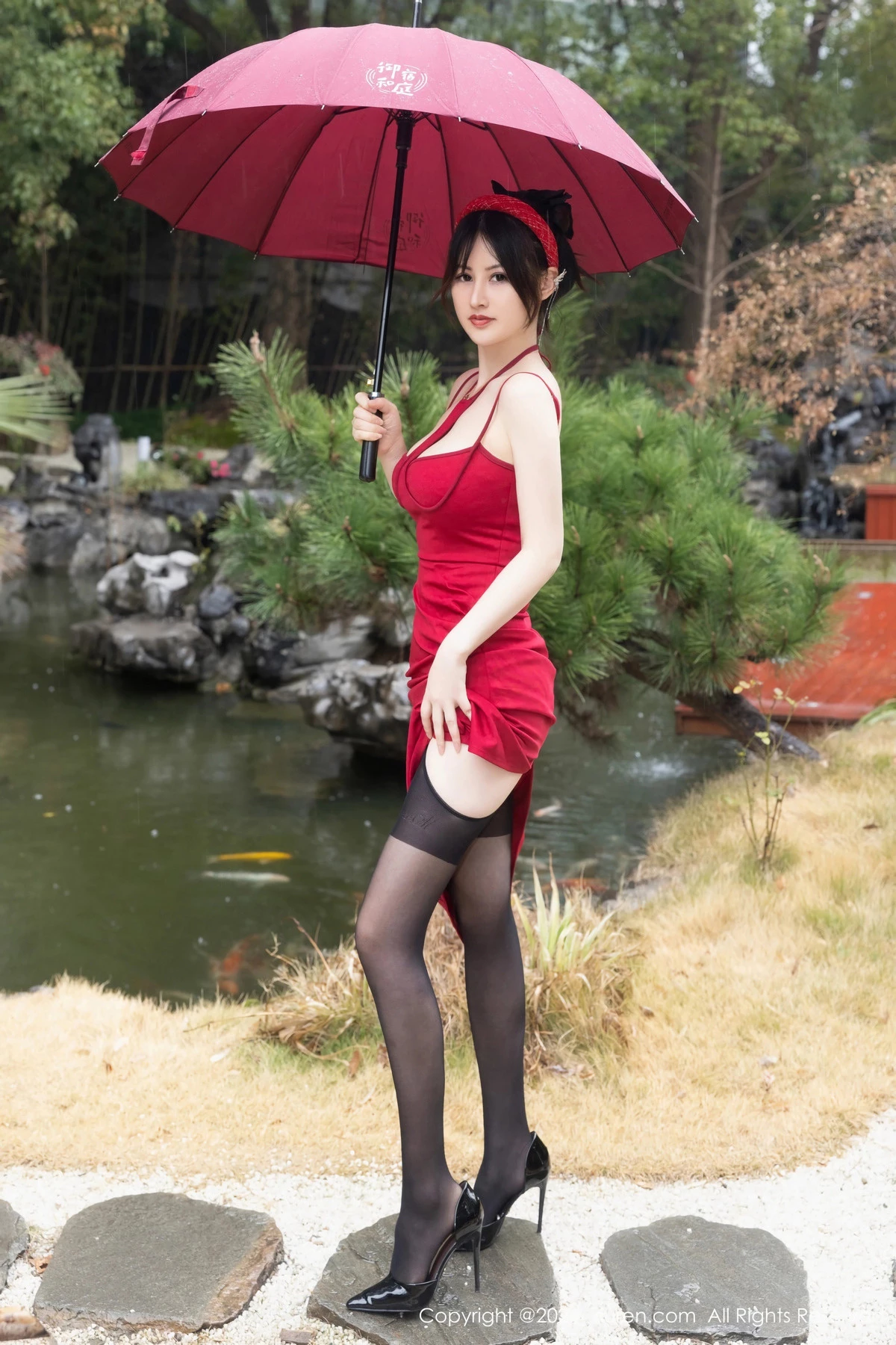 [[XiuRen秀人网]秀人网]No.8078_模特诗诗kiki新年主题性感红色情趣短裙配黑丝吊袜迷人诱惑写真78P