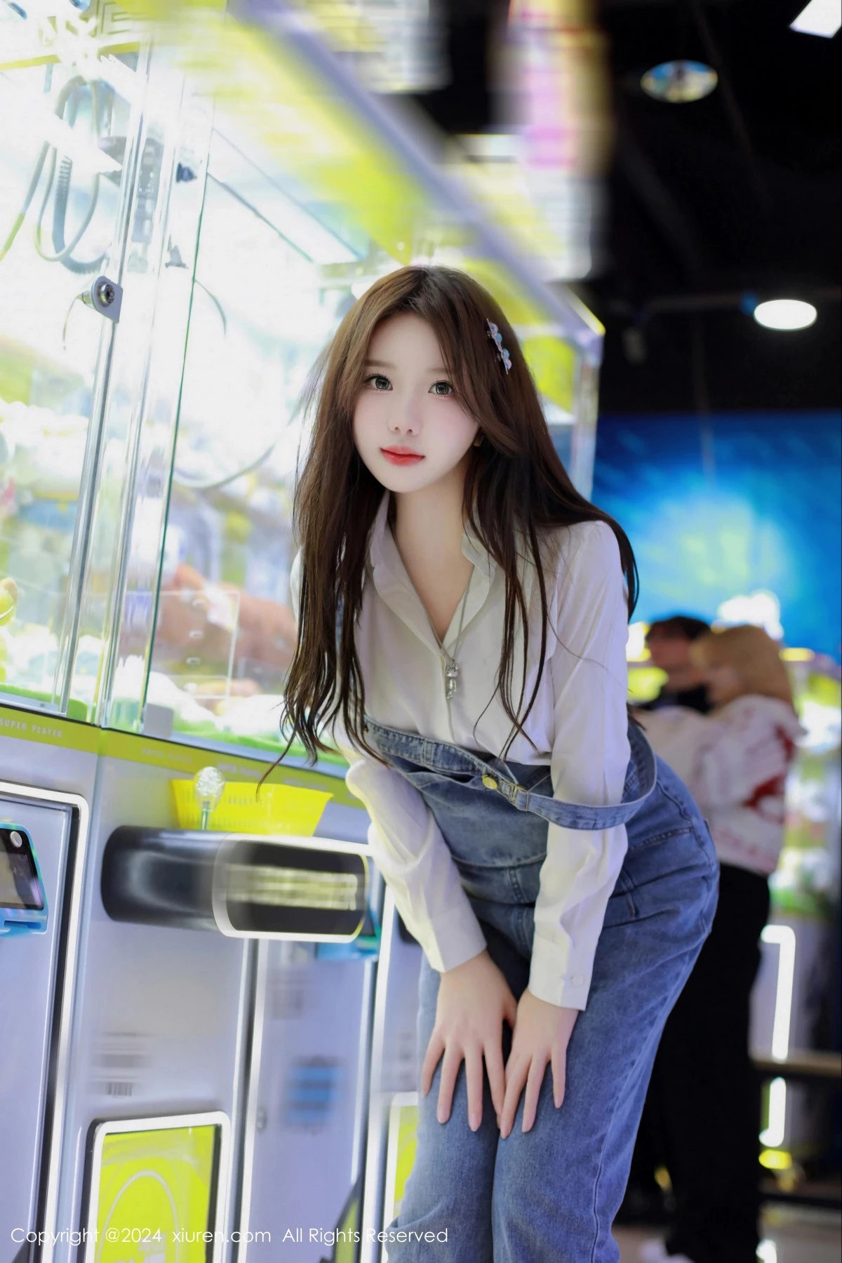 [[XiuRen秀人网]秀人网]No.8087_模特小薯条nienie电玩店场景性感牛仔背带裤秀曼妙身姿诱惑写真81P