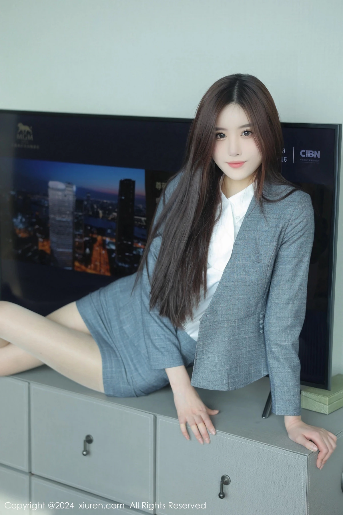 [[XiuRen秀人网]秀人网]No.8081_新人模特晚苏susu性感白T配灰短裙露黑色蕾丝内衣迷人诱惑写真50P