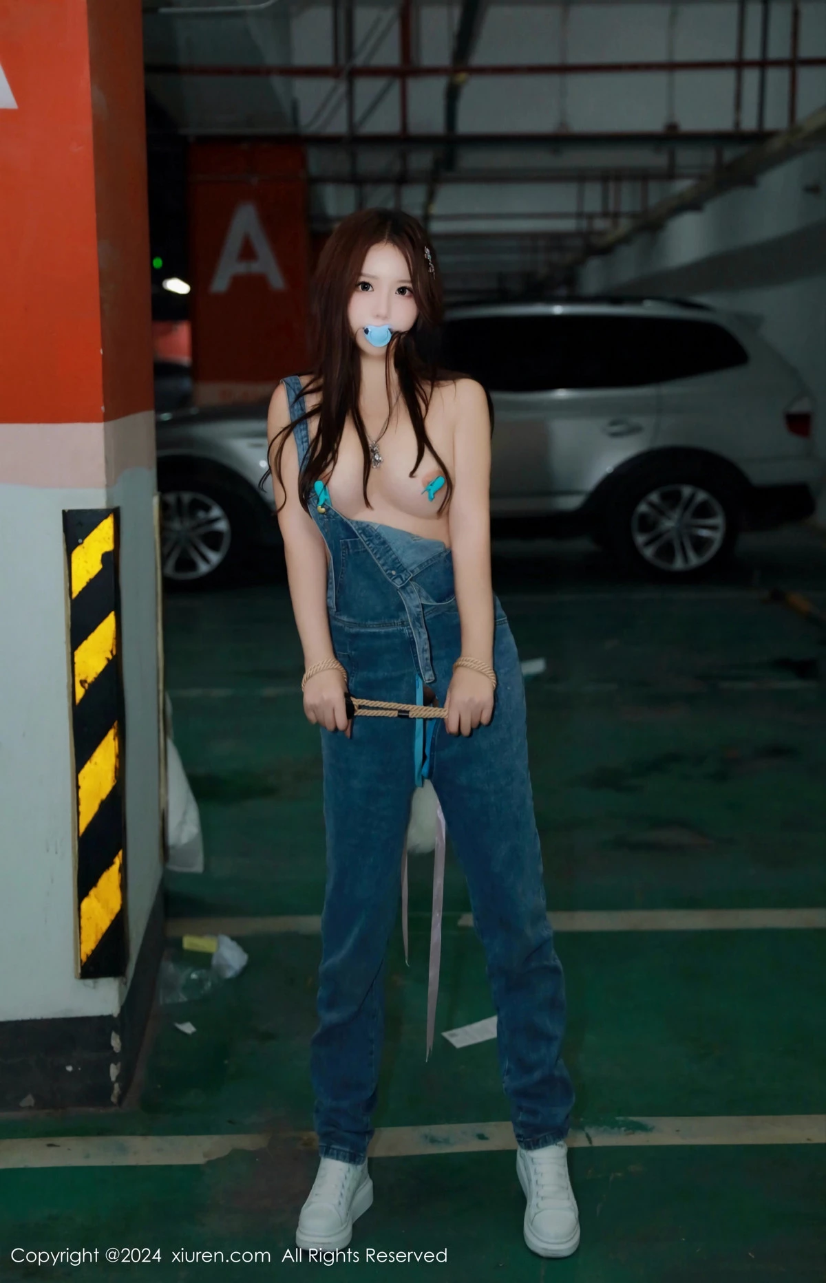 [[XiuRen秀人网]秀人网]No.8087_模特小薯条nienie电玩店场景性感牛仔背带裤秀曼妙身姿诱惑写真81P