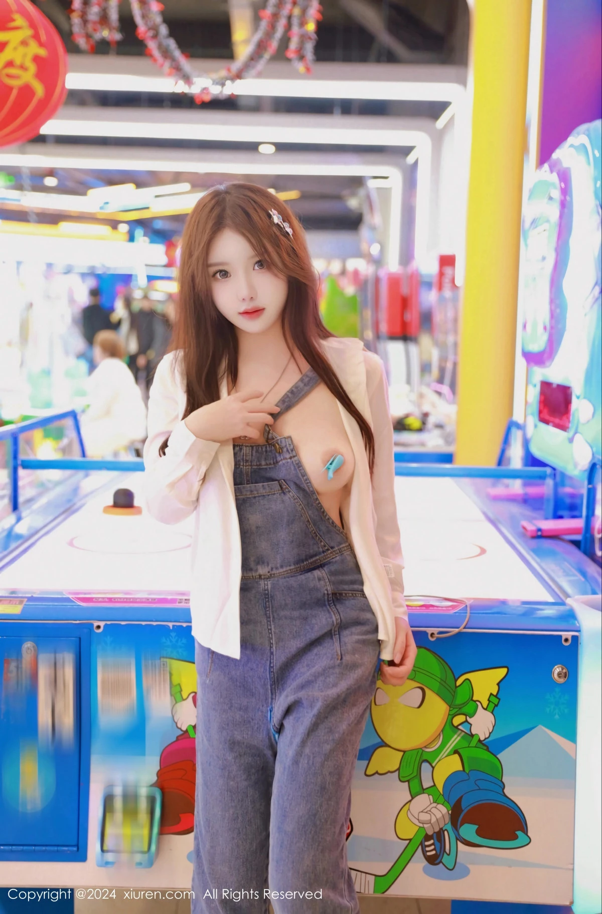 [[XiuRen秀人网]秀人网]No.8087_模特小薯条nienie电玩店场景性感牛仔背带裤秀曼妙身姿诱惑写真81P