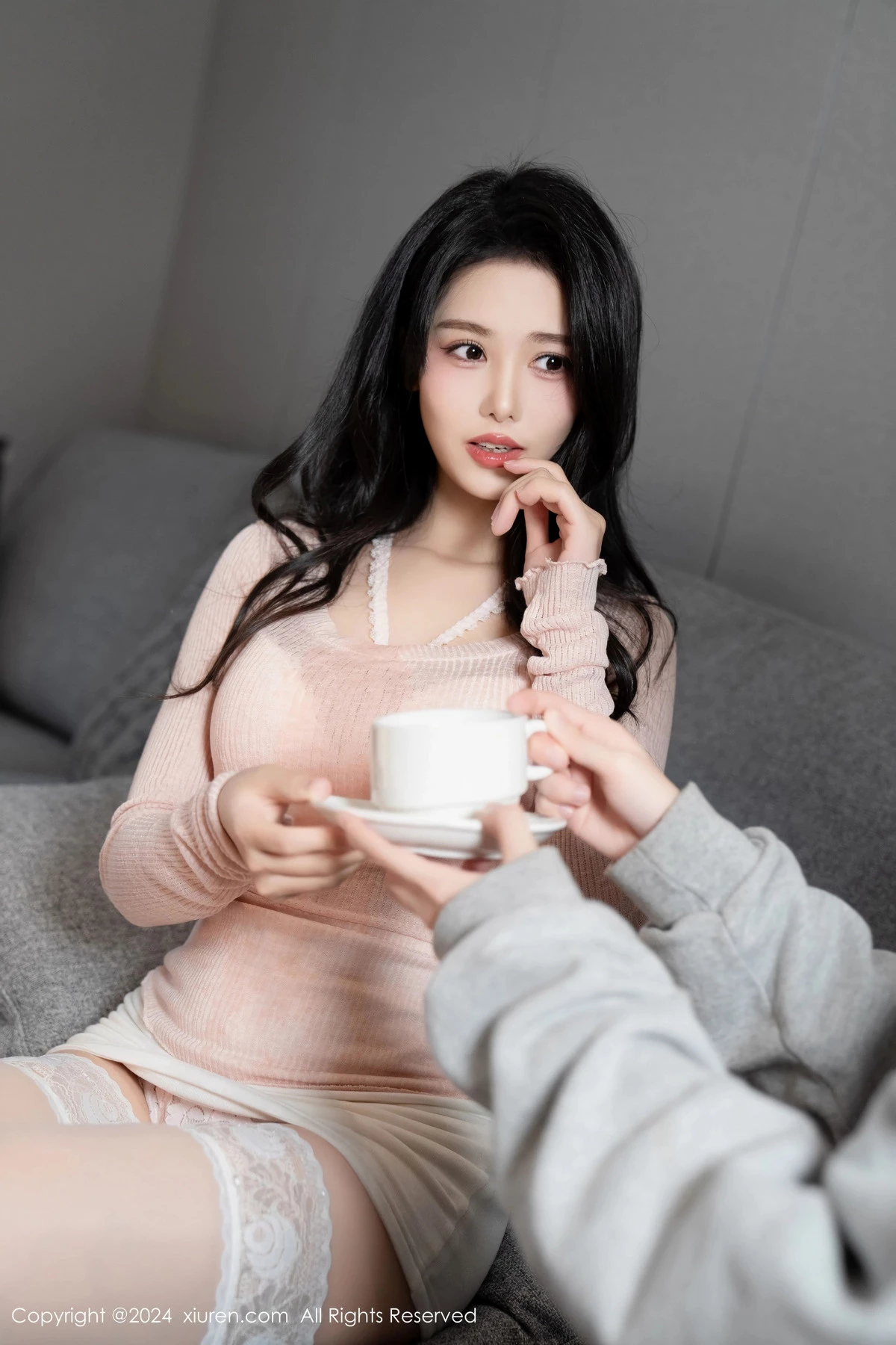 [[XiuRen秀人网]秀人网]No.8086_模特利世情节拍摄性感浅粉上衣配短裙露淡粉内衣完美诱惑写真105P