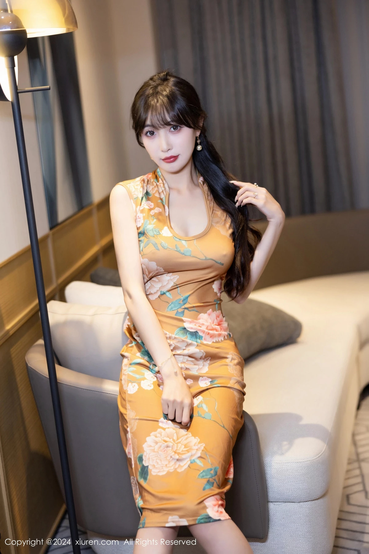 [[XiuRen秀人网]秀人网]No.8084_模特林星阑性感土黄色带图案旗袍服饰半脱秀曼妙身姿诱惑写真83P