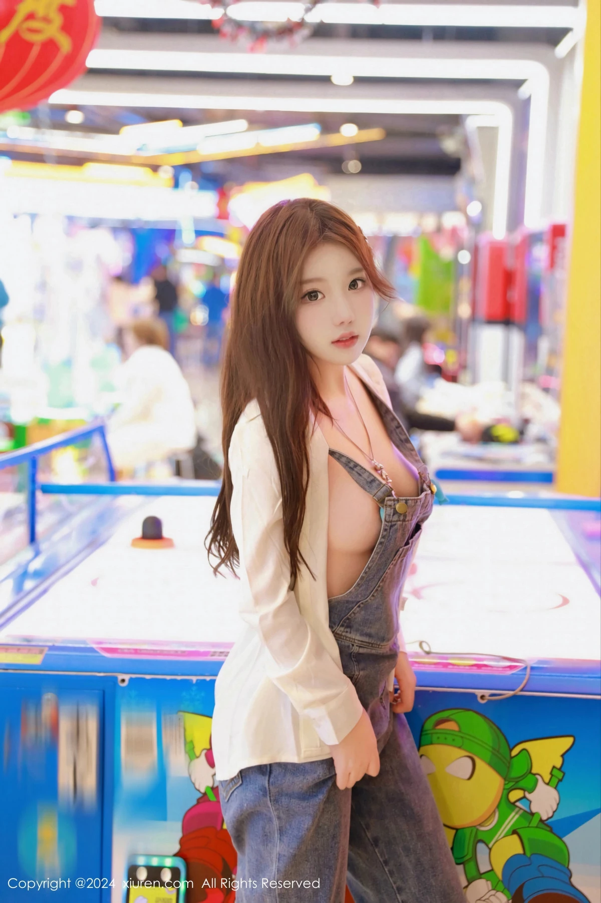 [[XiuRen秀人网]秀人网]No.8087_模特小薯条nienie电玩店场景性感牛仔背带裤秀曼妙身姿诱惑写真81P