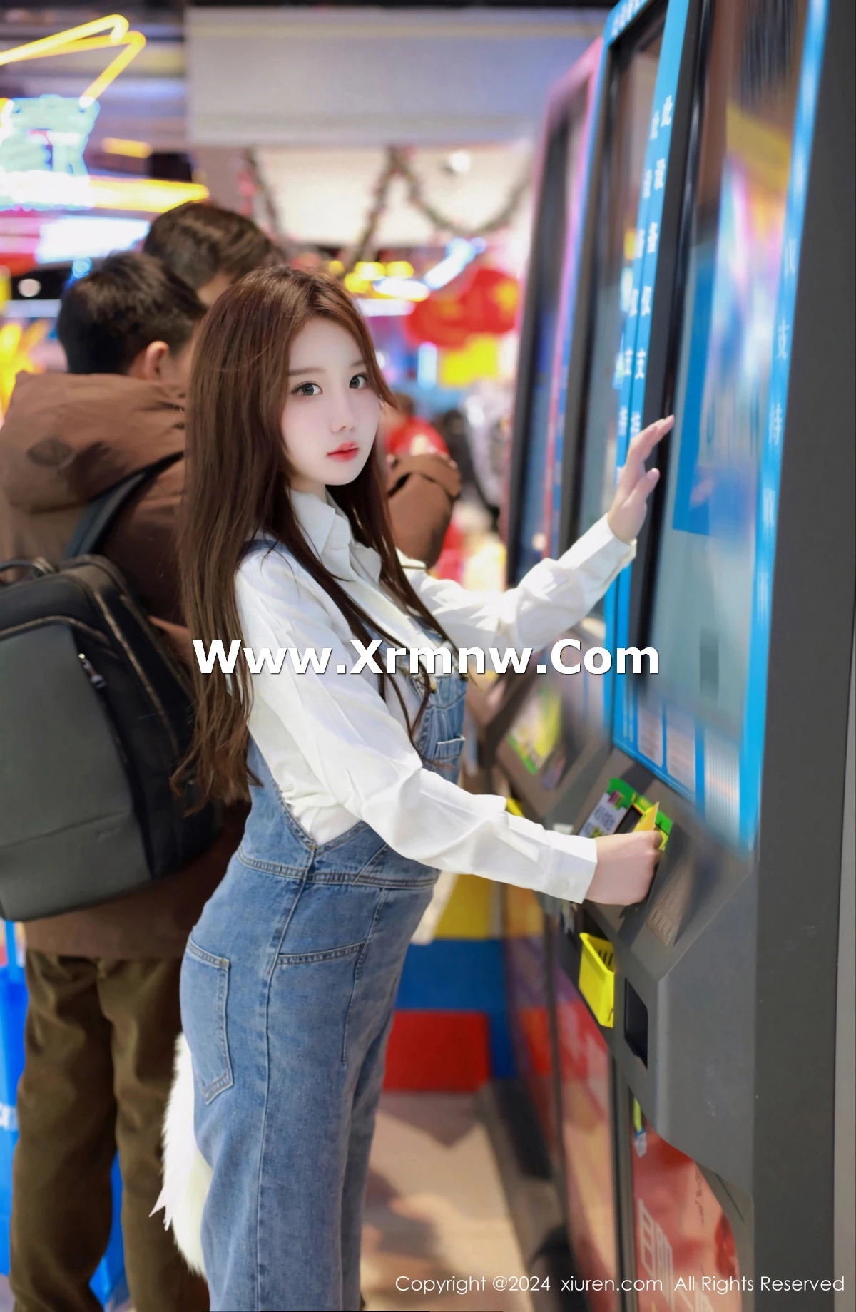 [[XiuRen秀人网]秀人网]No.8087_模特小薯条nienie电玩店场景性感牛仔背带裤秀曼妙身姿诱惑写真81P