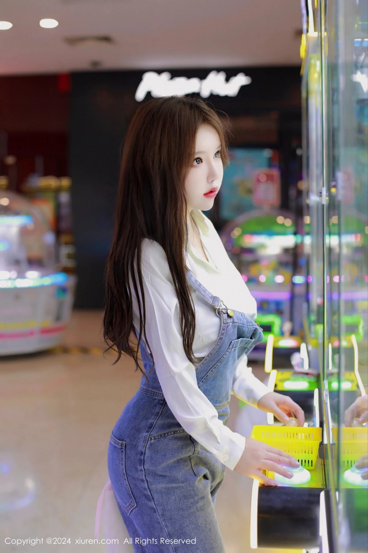 [[XiuRen秀人网]秀人网]No.8087_模特小薯条nienie电玩店场景性感牛仔背带裤秀曼妙身姿诱惑写真81P