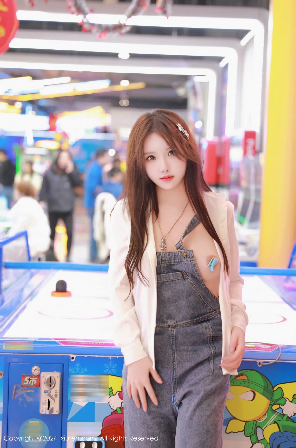 [[XiuRen秀人网]秀人网]No.8087_模特小薯条nienie电玩店场景性感牛仔背带裤秀曼妙身姿诱惑写真81P