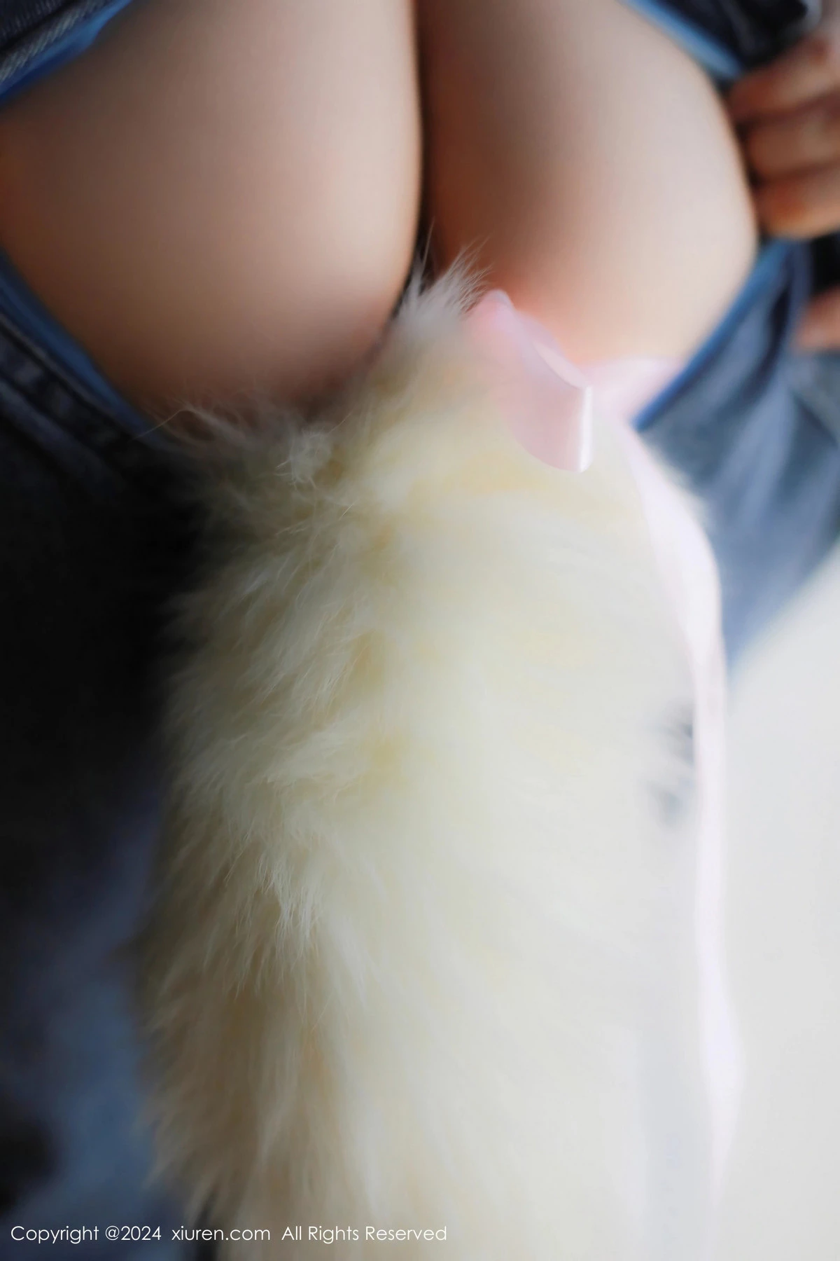 [[XiuRen秀人网]秀人网]No.8087_模特小薯条nienie电玩店场景性感牛仔背带裤秀曼妙身姿诱惑写真81P