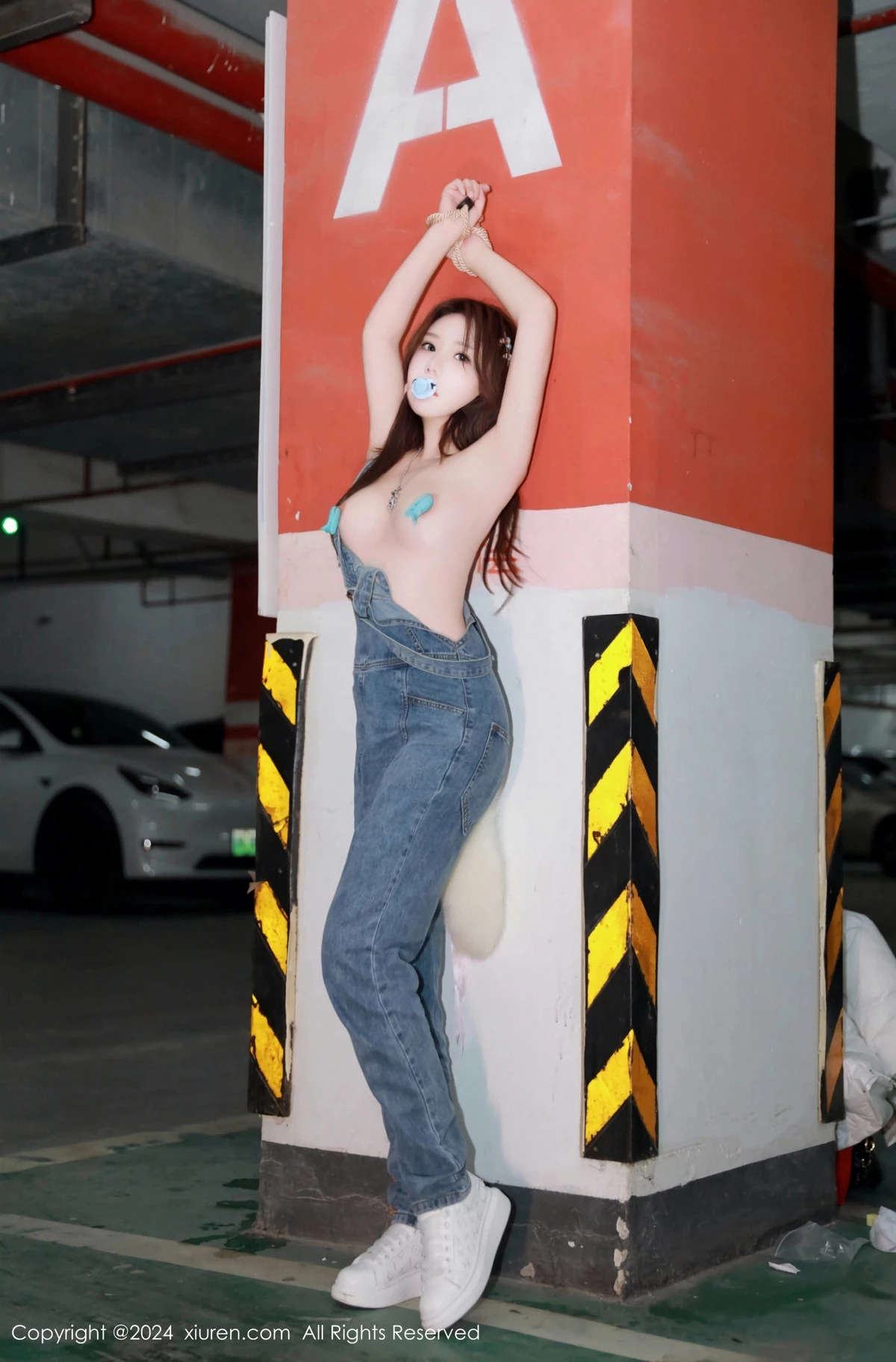 [[XiuRen秀人网]秀人网]No.8087_模特小薯条nienie电玩店场景性感牛仔背带裤秀曼妙身姿诱惑写真81P