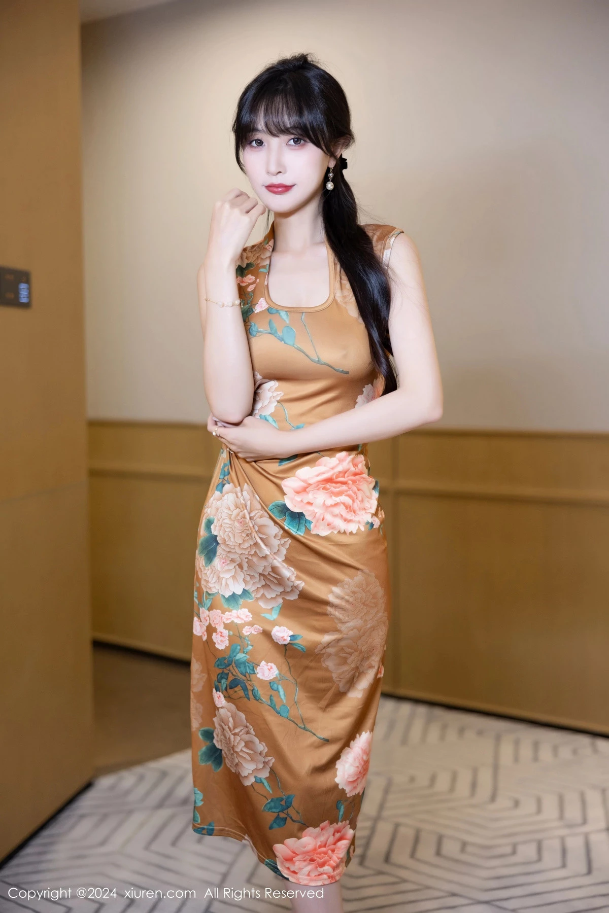 [[XiuRen秀人网]秀人网]No.8084_模特林星阑性感土黄色带图案旗袍服饰半脱秀曼妙身姿诱惑写真83P