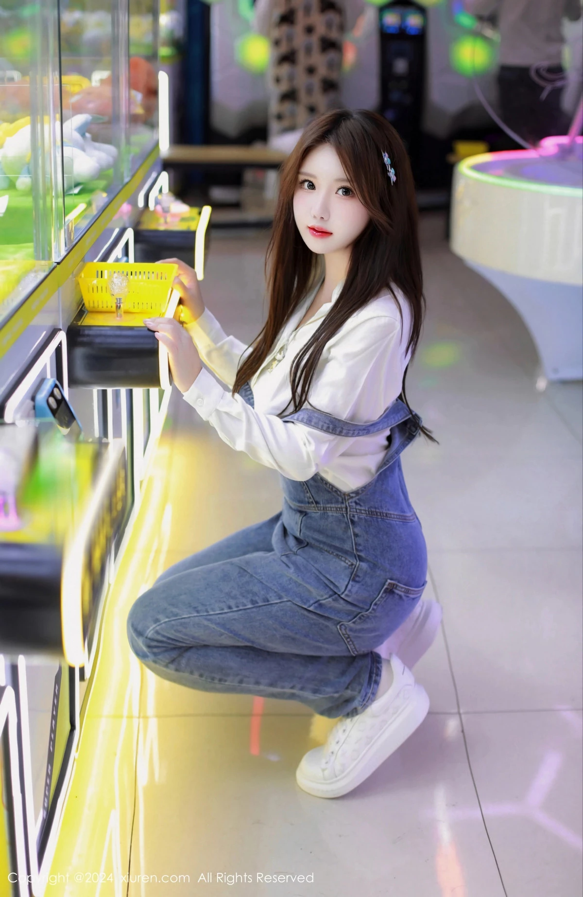 [[XiuRen秀人网]秀人网]No.8087_模特小薯条nienie电玩店场景性感牛仔背带裤秀曼妙身姿诱惑写真81P