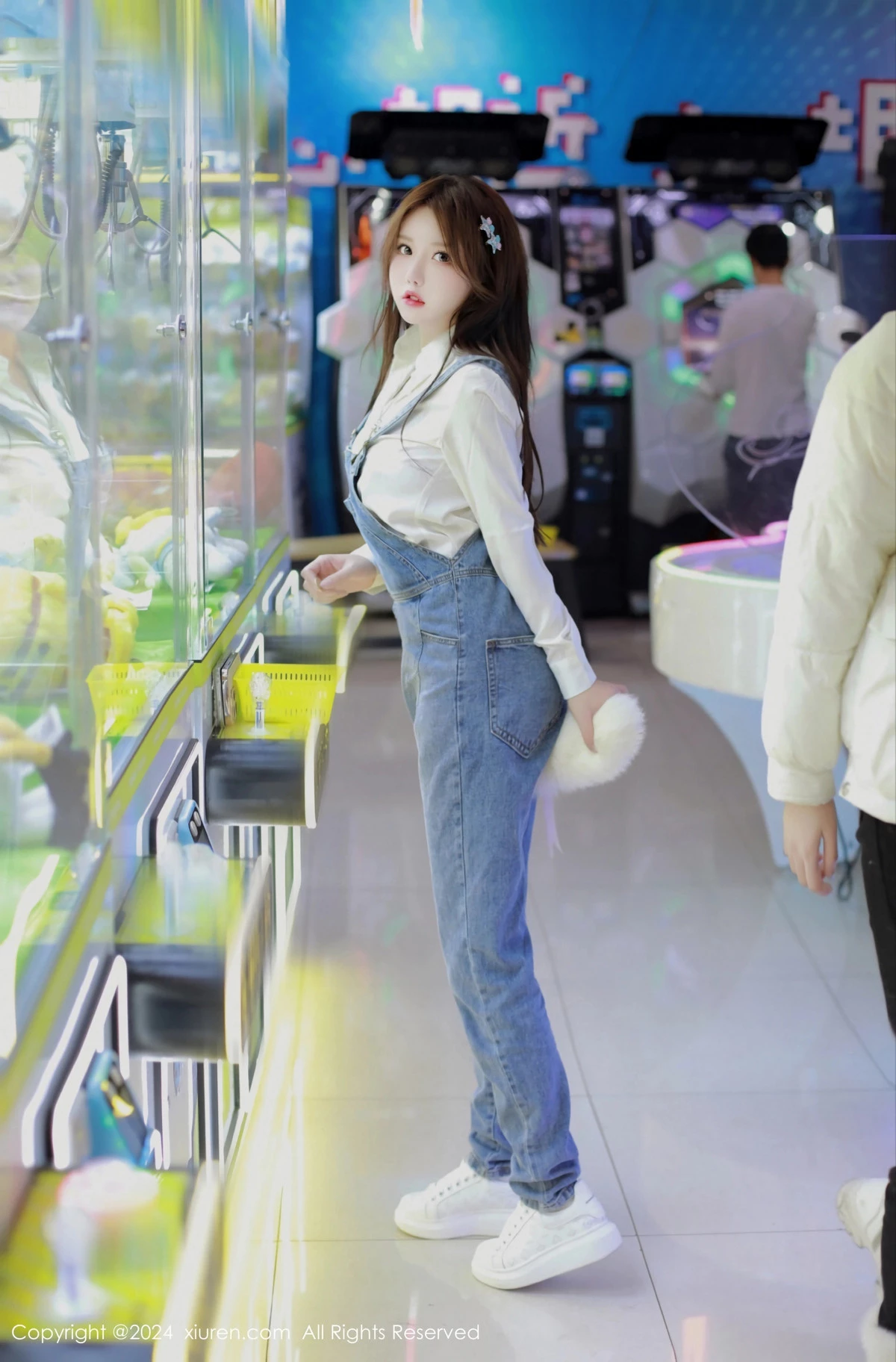 [[XiuRen秀人网]秀人网]No.8087_模特小薯条nienie电玩店场景性感牛仔背带裤秀曼妙身姿诱惑写真81P