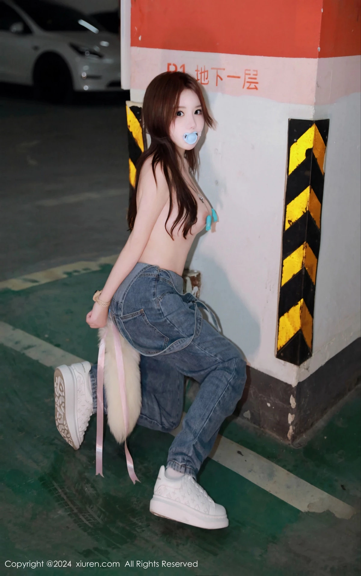 [[XiuRen秀人网]秀人网]No.8087_模特小薯条nienie电玩店场景性感牛仔背带裤秀曼妙身姿诱惑写真81P