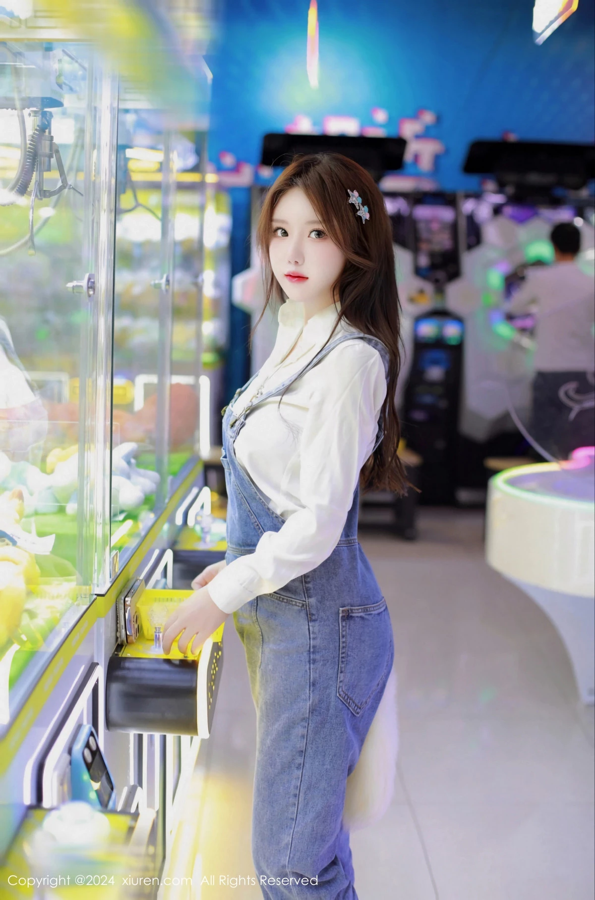 [[XiuRen秀人网]秀人网]No.8087_模特小薯条nienie电玩店场景性感牛仔背带裤秀曼妙身姿诱惑写真81P