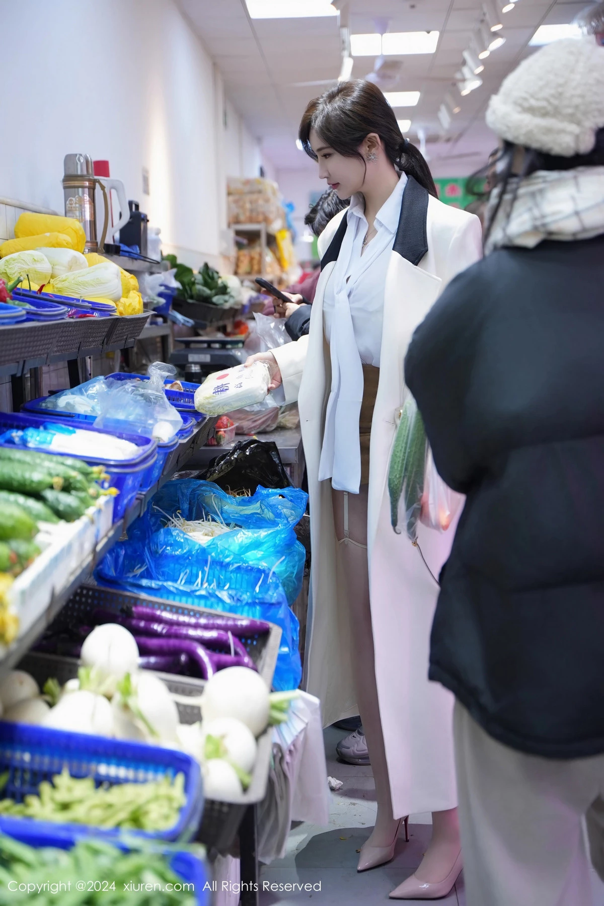 [[XiuRen秀人网]秀人网]No.8083_女神Carol周妍希性感白色上衣配肉丝吊袜秀丰满身材诱惑写真96P