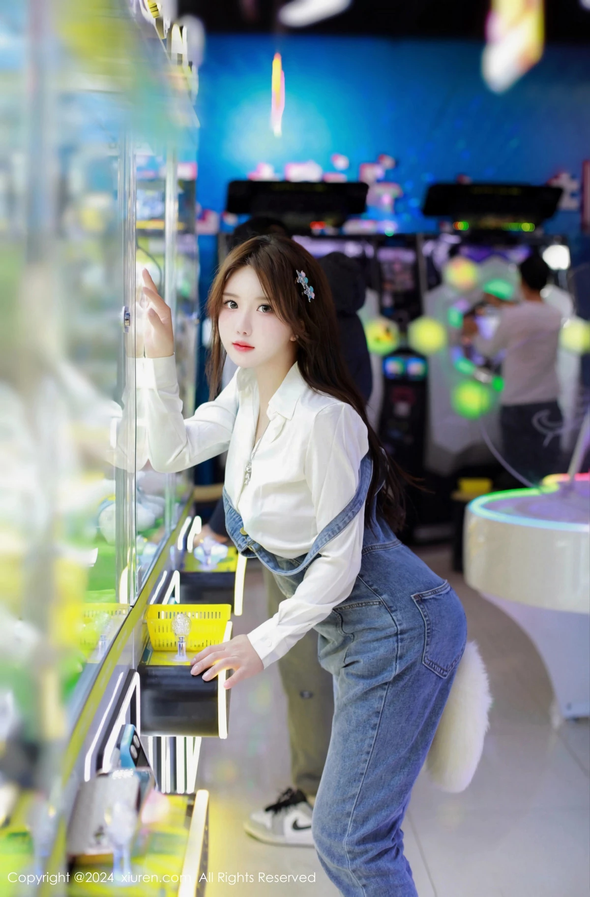 [[XiuRen秀人网]秀人网]No.8087_模特小薯条nienie电玩店场景性感牛仔背带裤秀曼妙身姿诱惑写真81P