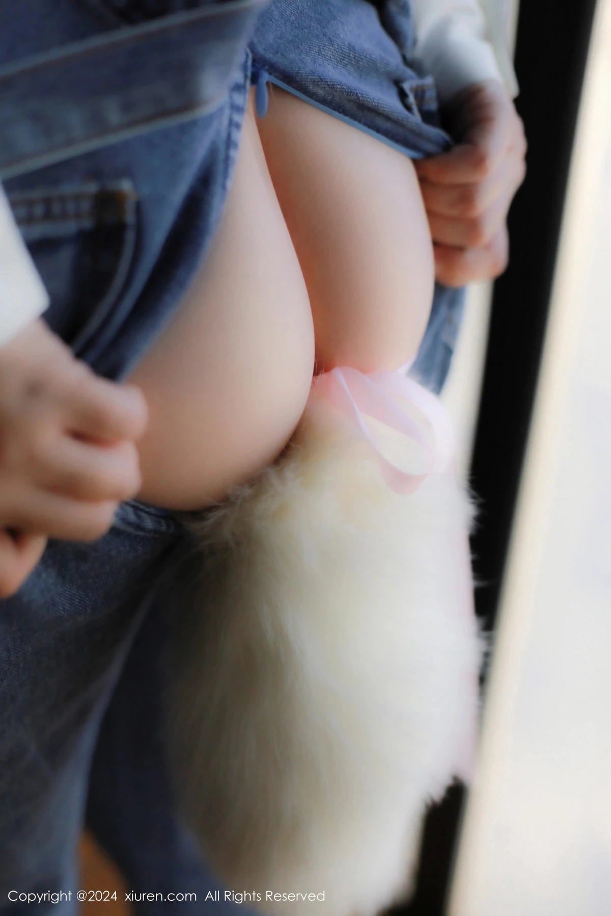 [[XiuRen秀人网]秀人网]No.8087_模特小薯条nienie电玩店场景性感牛仔背带裤秀曼妙身姿诱惑写真81P