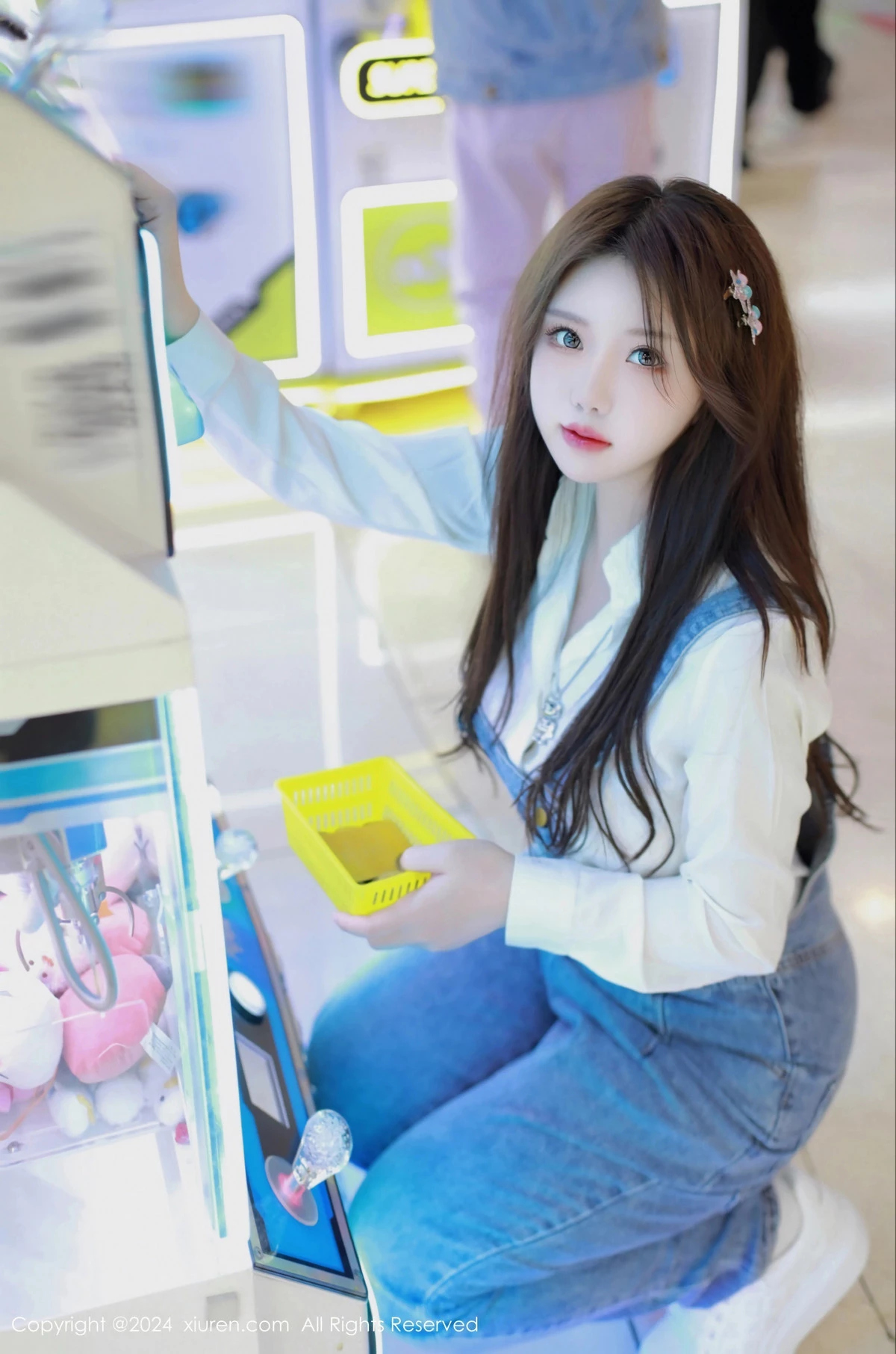 [[XiuRen秀人网]秀人网]No.8087_模特小薯条nienie电玩店场景性感牛仔背带裤秀曼妙身姿诱惑写真81P