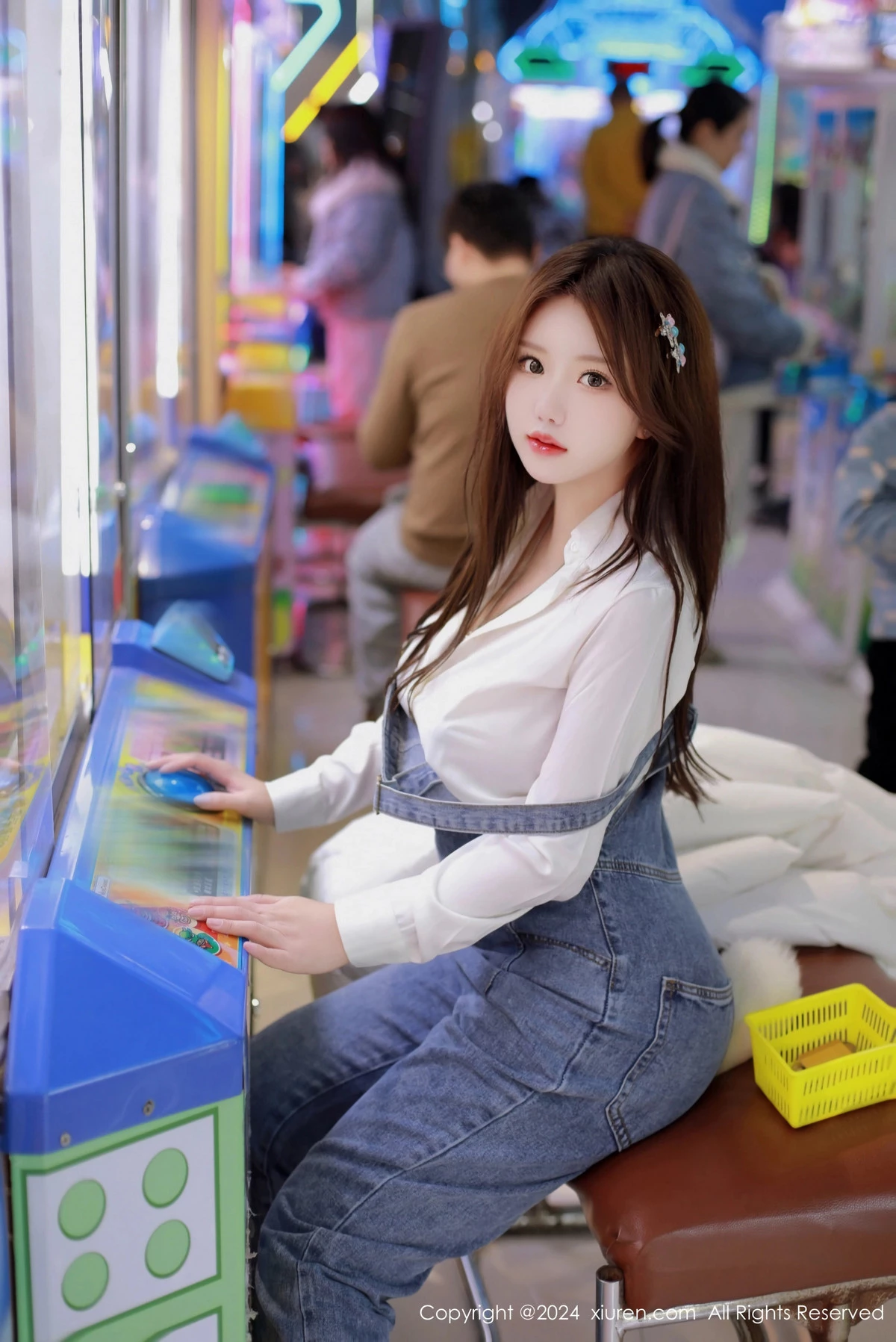 [[XiuRen秀人网]秀人网]No.8087_模特小薯条nienie电玩店场景性感牛仔背带裤秀曼妙身姿诱惑写真81P