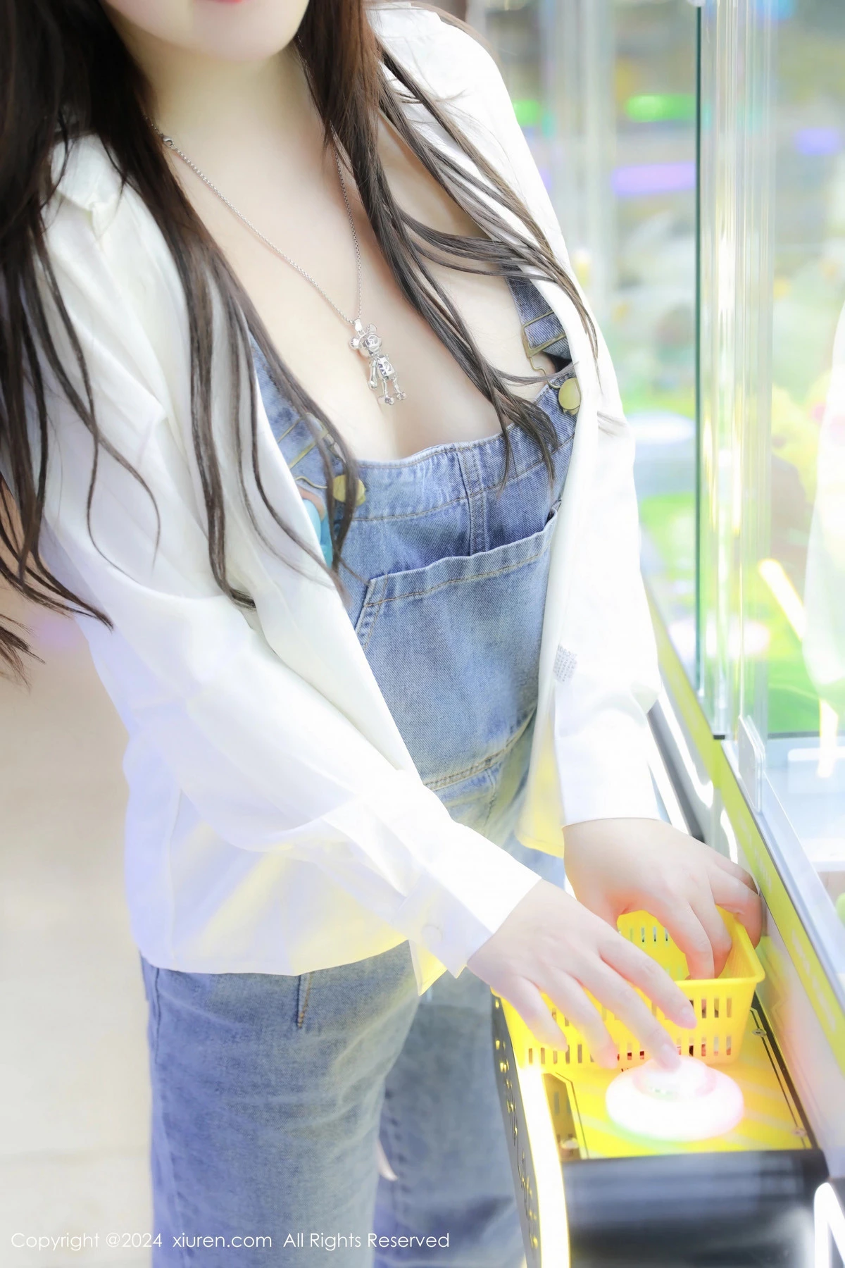 [[XiuRen秀人网]秀人网]No.8087_模特小薯条nienie电玩店场景性感牛仔背带裤秀曼妙身姿诱惑写真81P