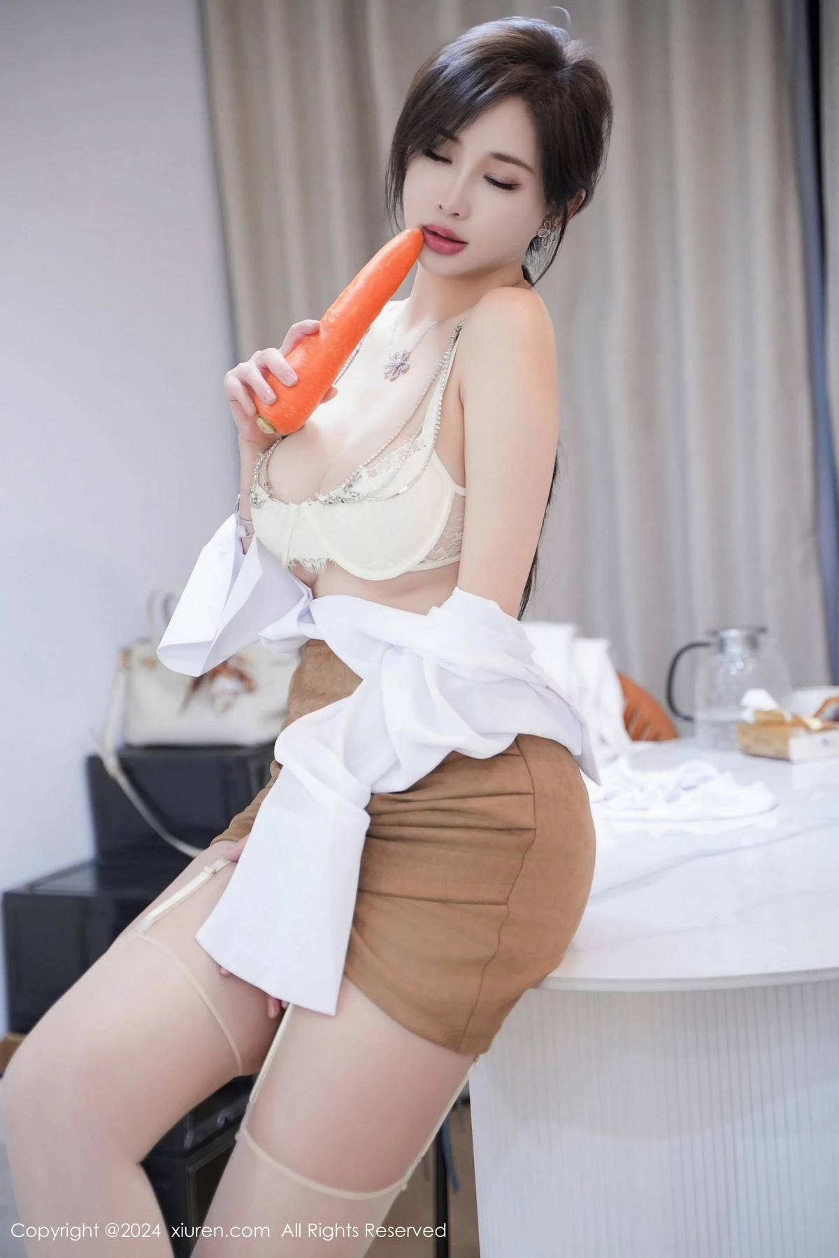 [[XiuRen秀人网]秀人网]No.8083_女神Carol周妍希性感白色上衣配肉丝吊袜秀丰满身材诱惑写真96P