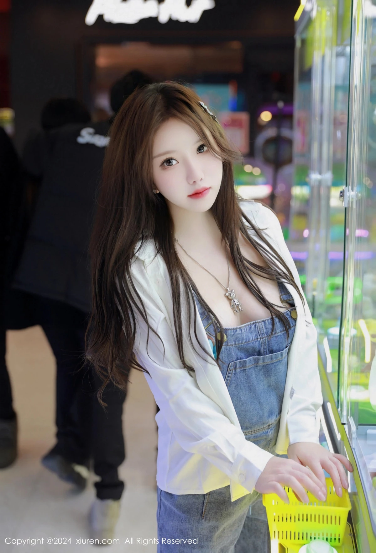 [[XiuRen秀人网]秀人网]No.8087_模特小薯条nienie电玩店场景性感牛仔背带裤秀曼妙身姿诱惑写真81P