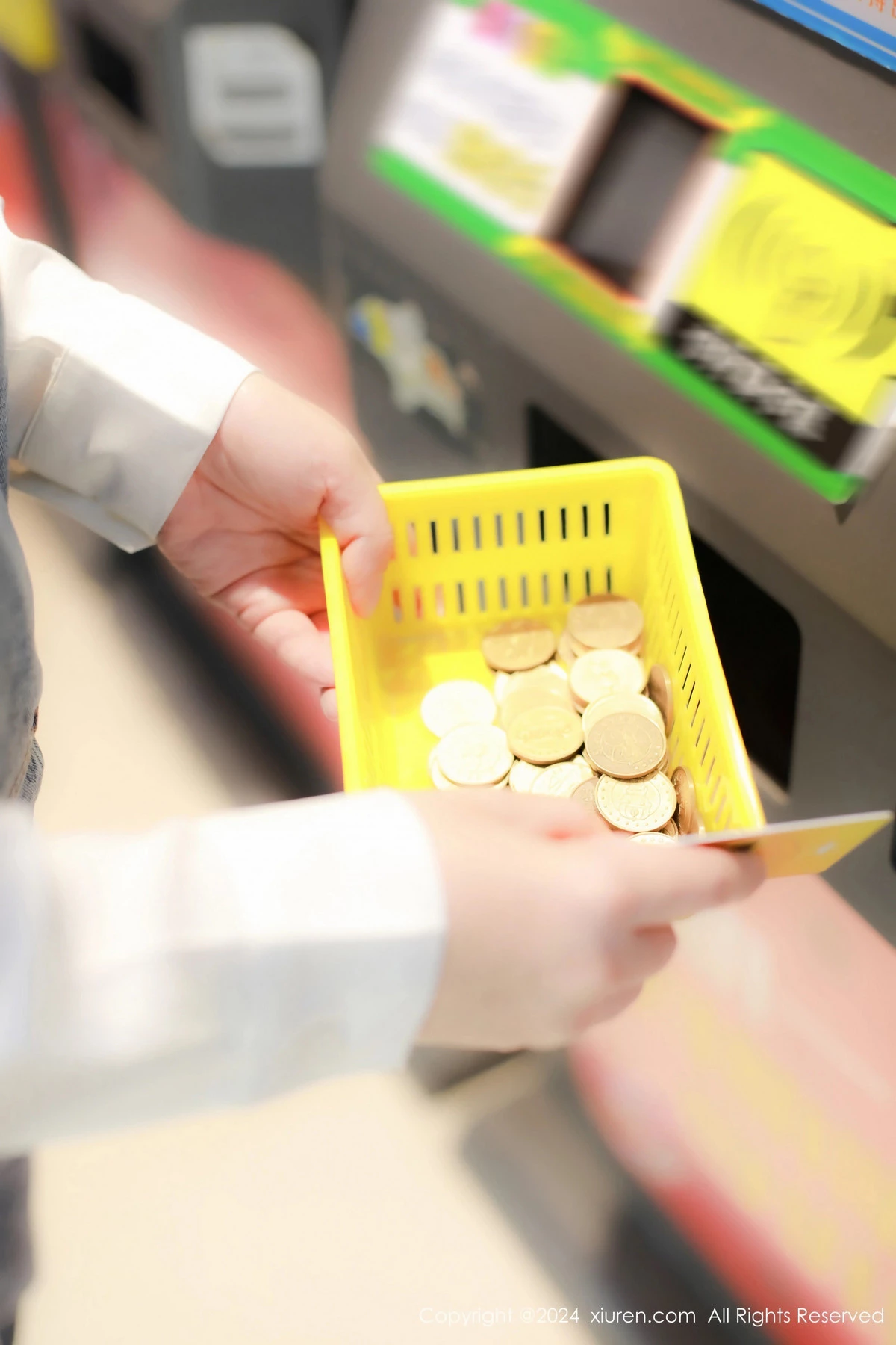 [[XiuRen秀人网]秀人网]No.8087_模特小薯条nienie电玩店场景性感牛仔背带裤秀曼妙身姿诱惑写真81P