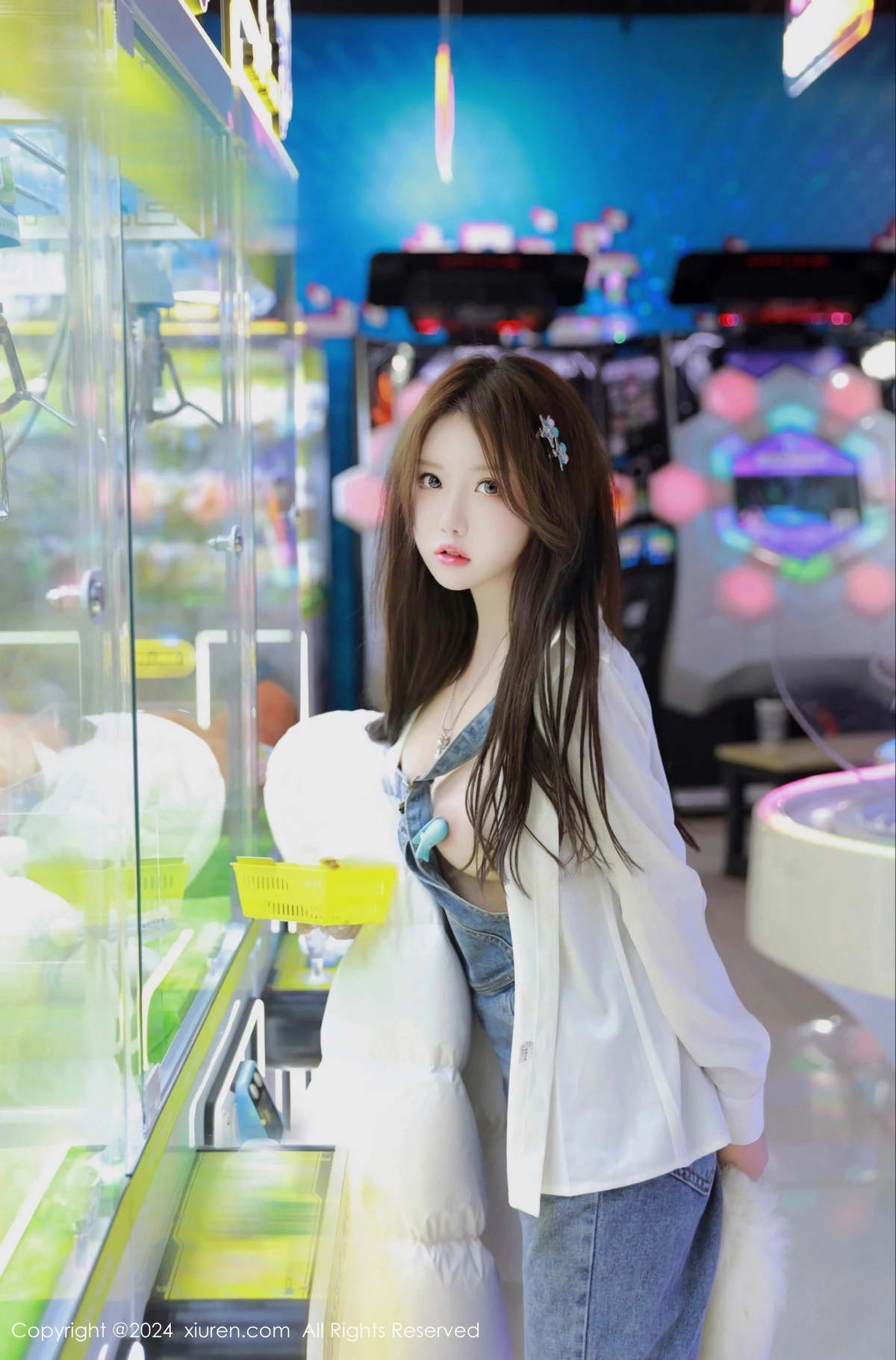 [[XiuRen秀人网]秀人网]No.8087_模特小薯条nienie电玩店场景性感牛仔背带裤秀曼妙身姿诱惑写真81P