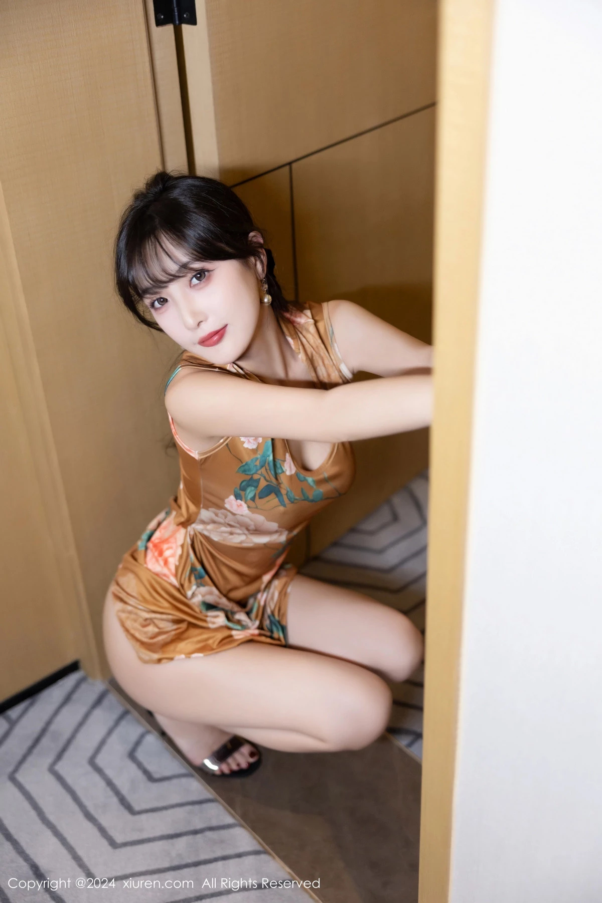 [[XiuRen秀人网]秀人网]No.8084_模特林星阑性感土黄色带图案旗袍服饰半脱秀曼妙身姿诱惑写真83P