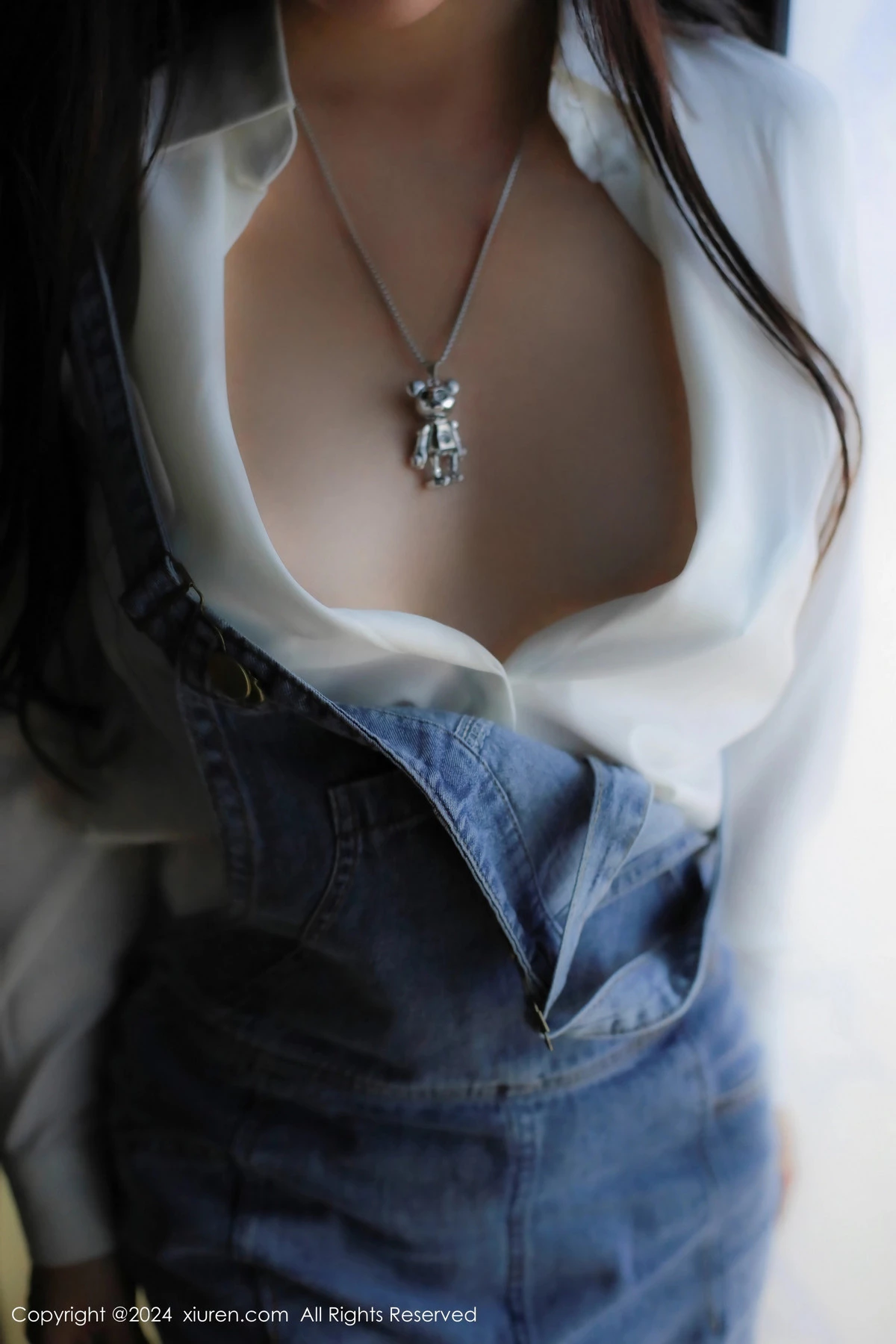 [[XiuRen秀人网]秀人网]No.8087_模特小薯条nienie电玩店场景性感牛仔背带裤秀曼妙身姿诱惑写真81P